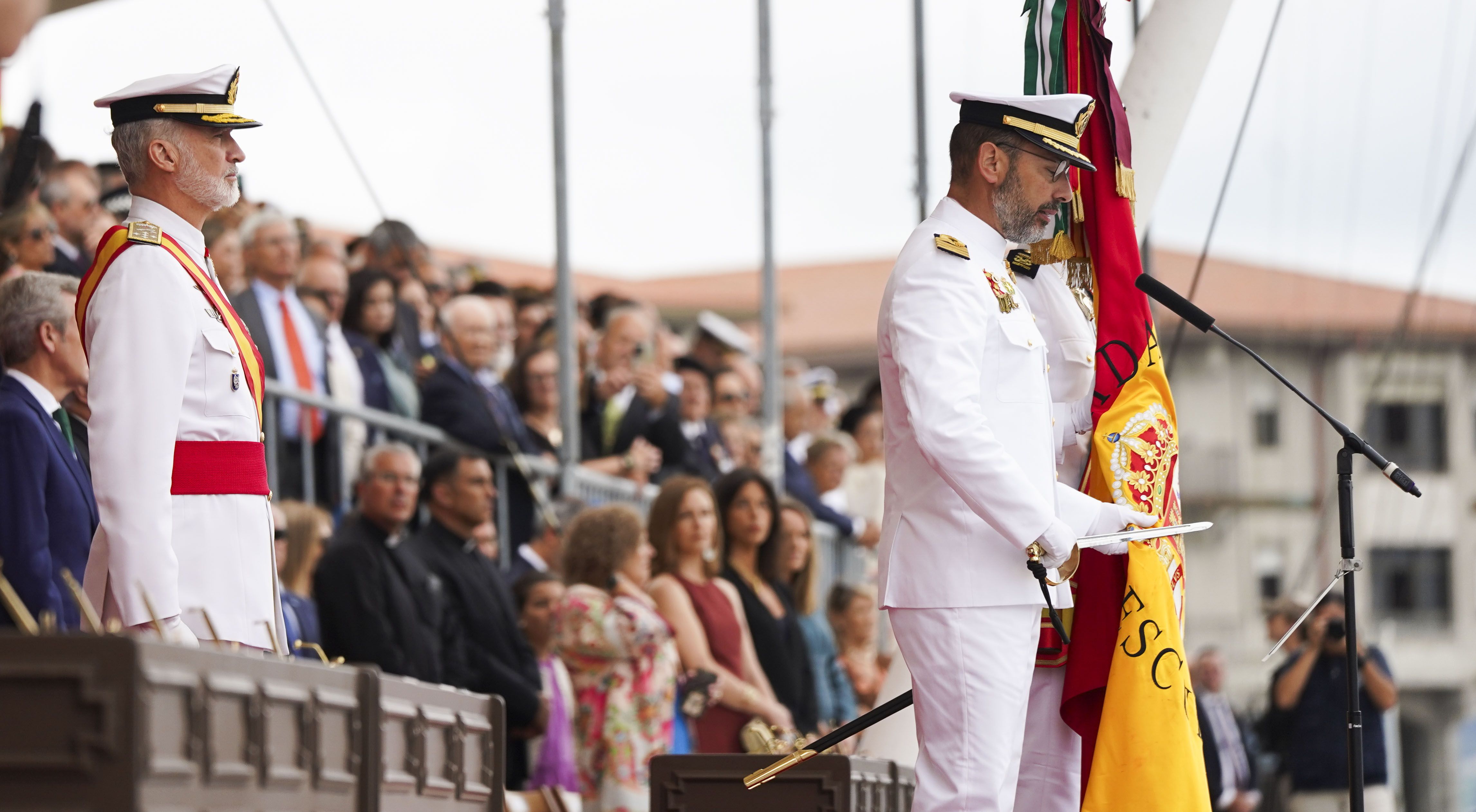 Entrega de reales despachos a los nuevos oficiales de la Armada Entrega de reales despachos a los nuevos oficiales de la Armada