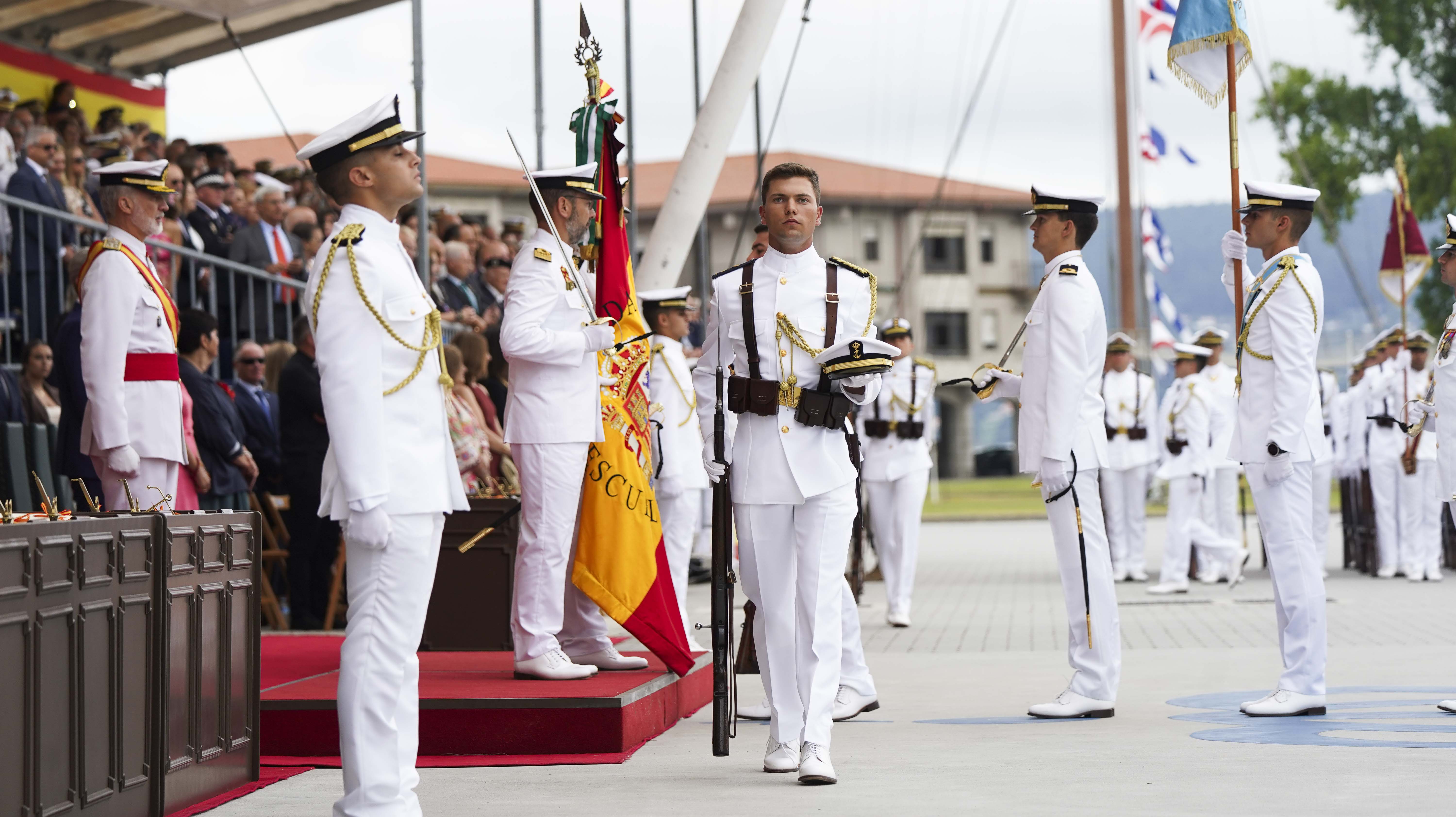 Entrega de reales despachos a los nuevos oficiales de la Armada Entrega de reales despachos a los nuevos oficiales de la Armada