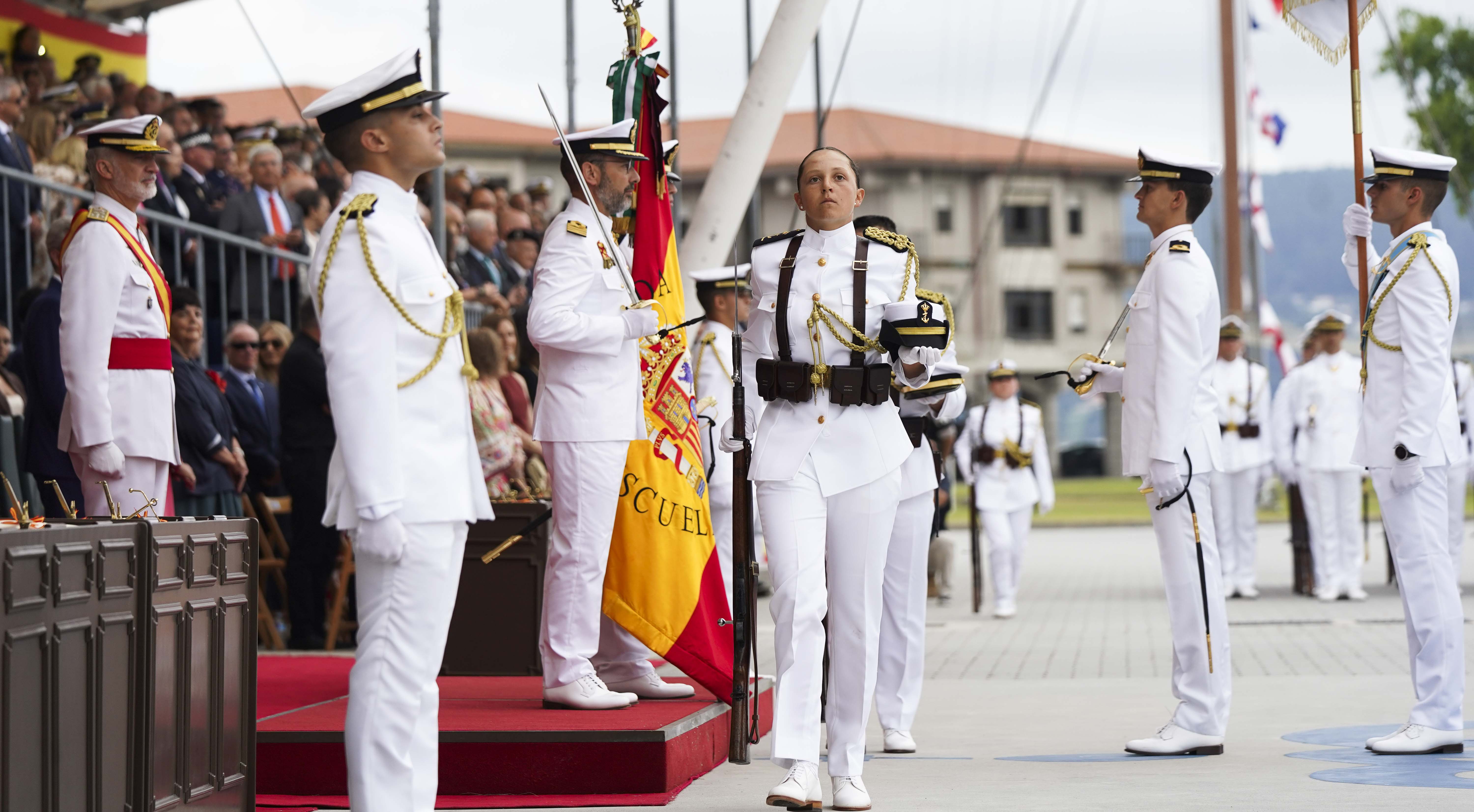 Entrega de reales despachos a los nuevos oficiales de la Armada Entrega de reales despachos a los nuevos oficiales de la Armada