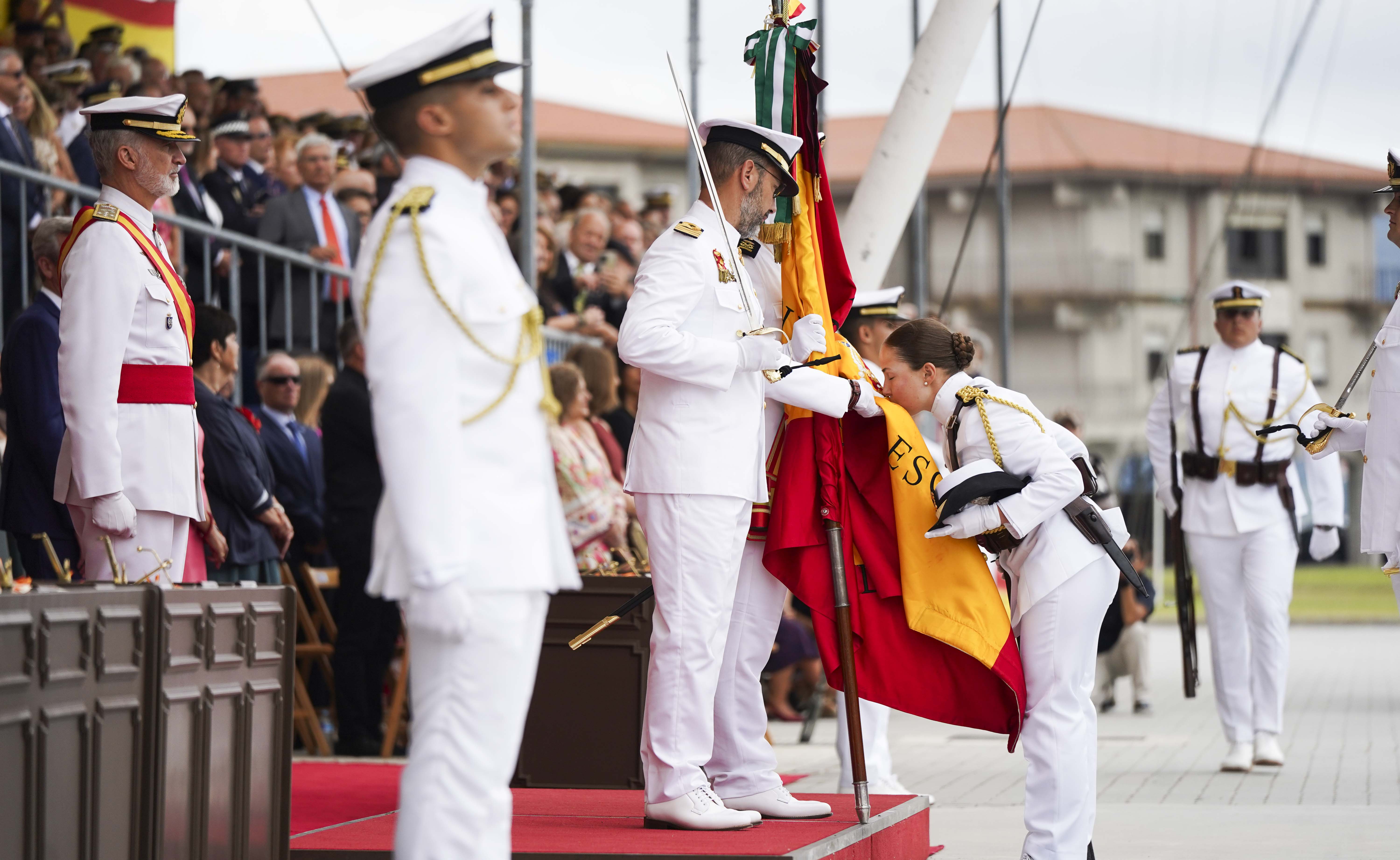 Entrega de reales despachos a los nuevos oficiales de la Armada Entrega de reales despachos a los nuevos oficiales de la Armada