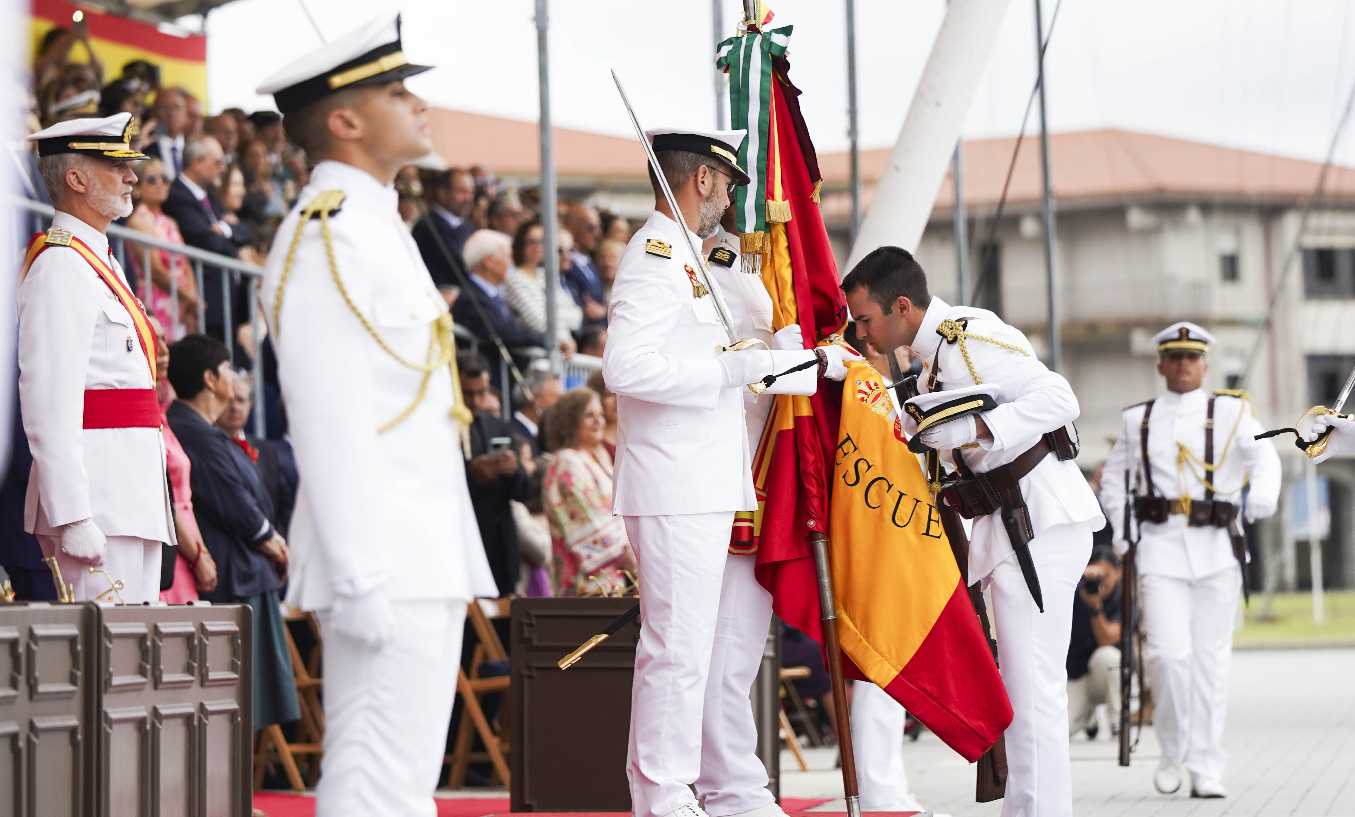 Entrega de reales despachos a los nuevos oficiales de la Armada Entrega de reales despachos a los nuevos oficiales de la Armada