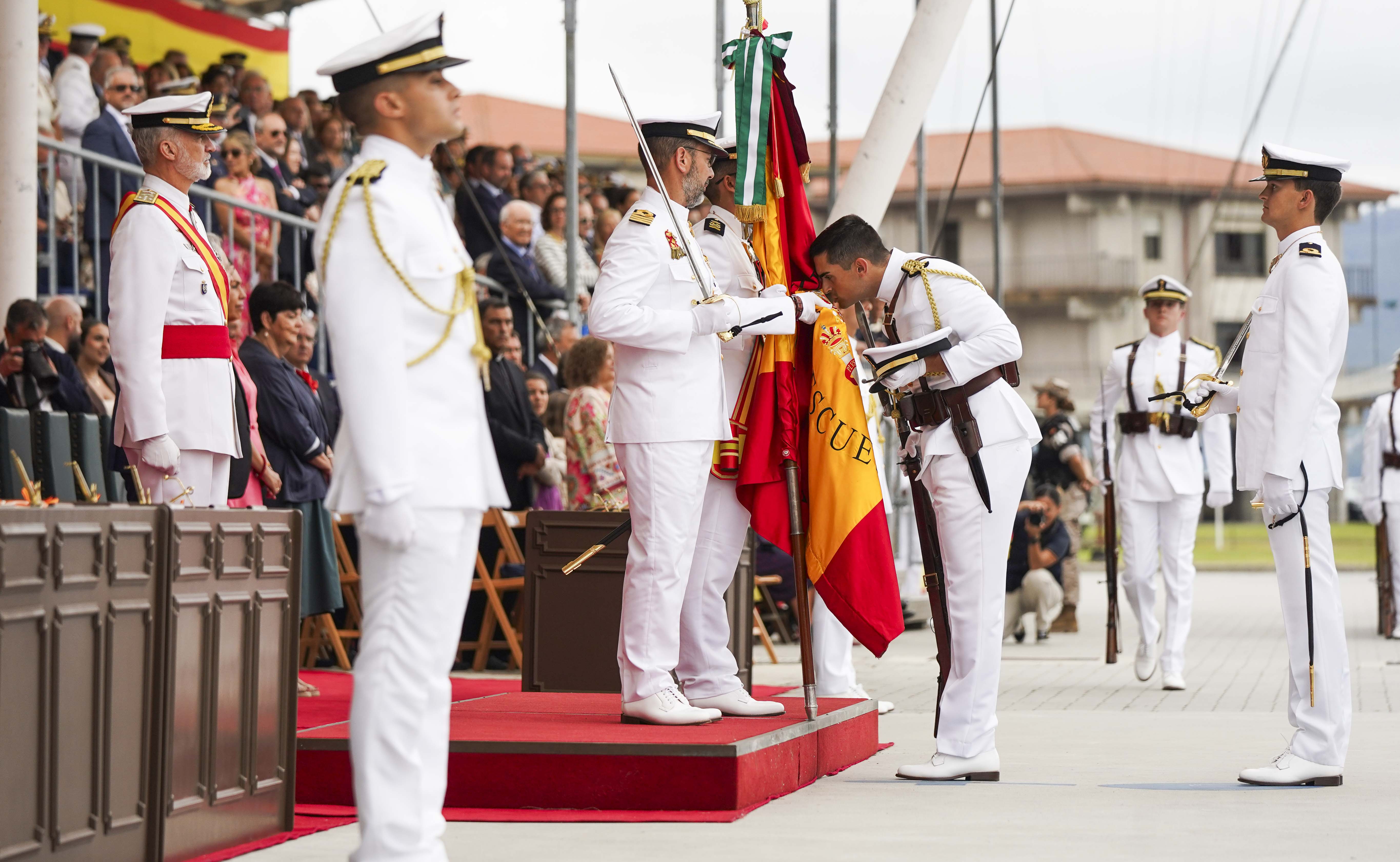 Entrega de reales despachos a los nuevos oficiales de la Armada Entrega de reales despachos a los nuevos oficiales de la Armada
