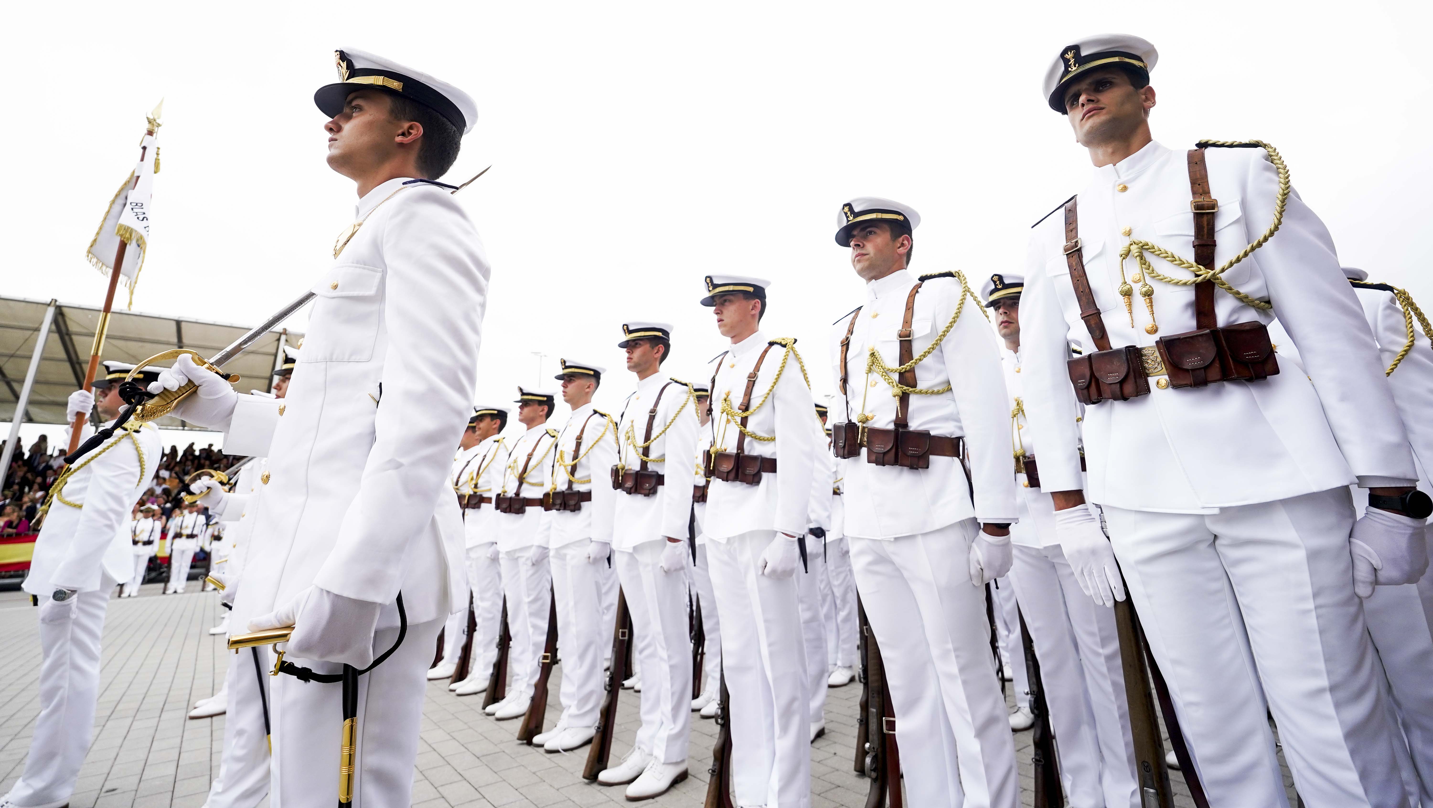 Entrega de reales despachos a los nuevos oficiales de la Armada Entrega de reales despachos a los nuevos oficiales de la Armada
