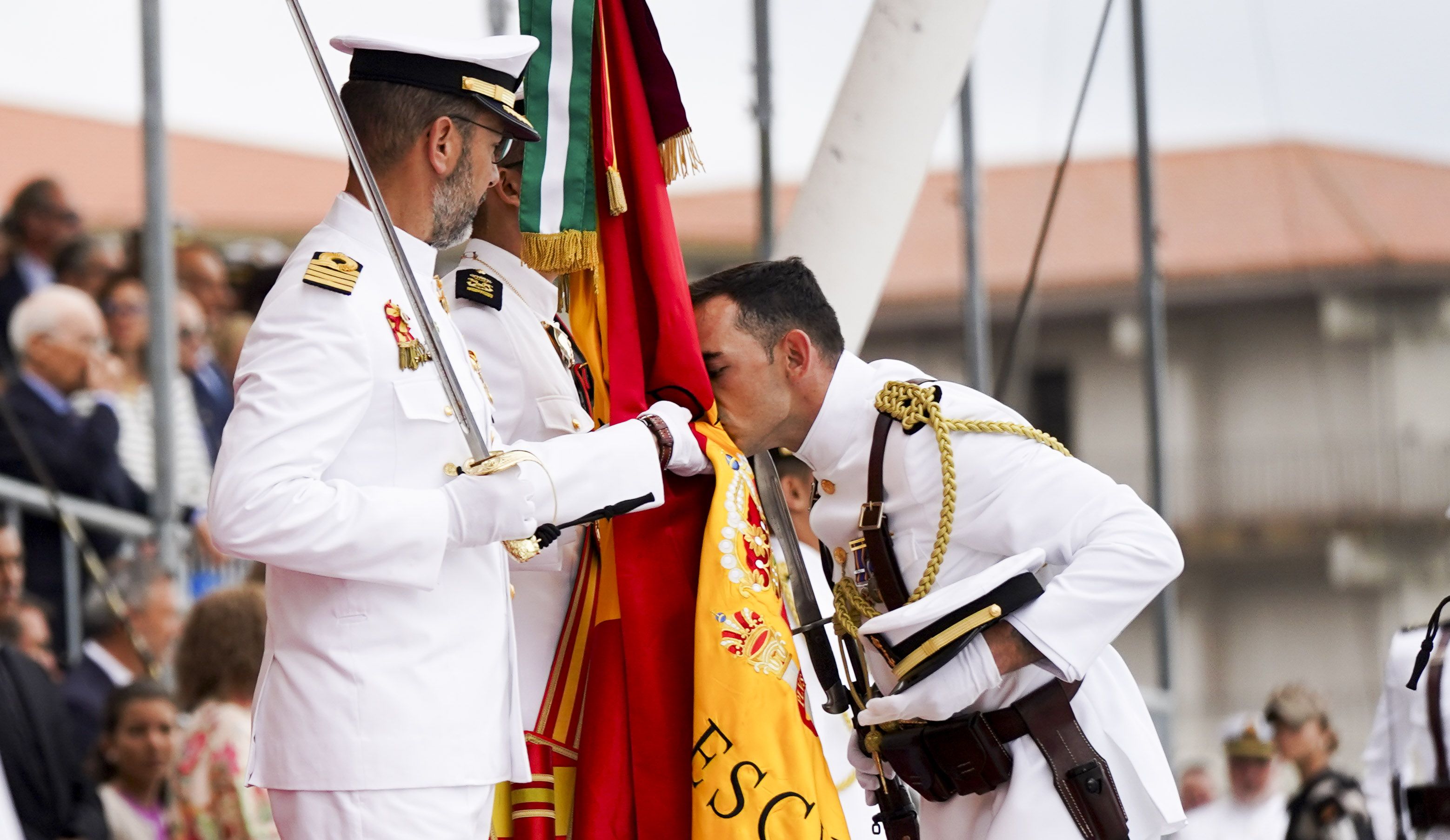 Entrega de reales despachos a los nuevos oficiales de la Armada Entrega de reales despachos a los nuevos oficiales de la Armada