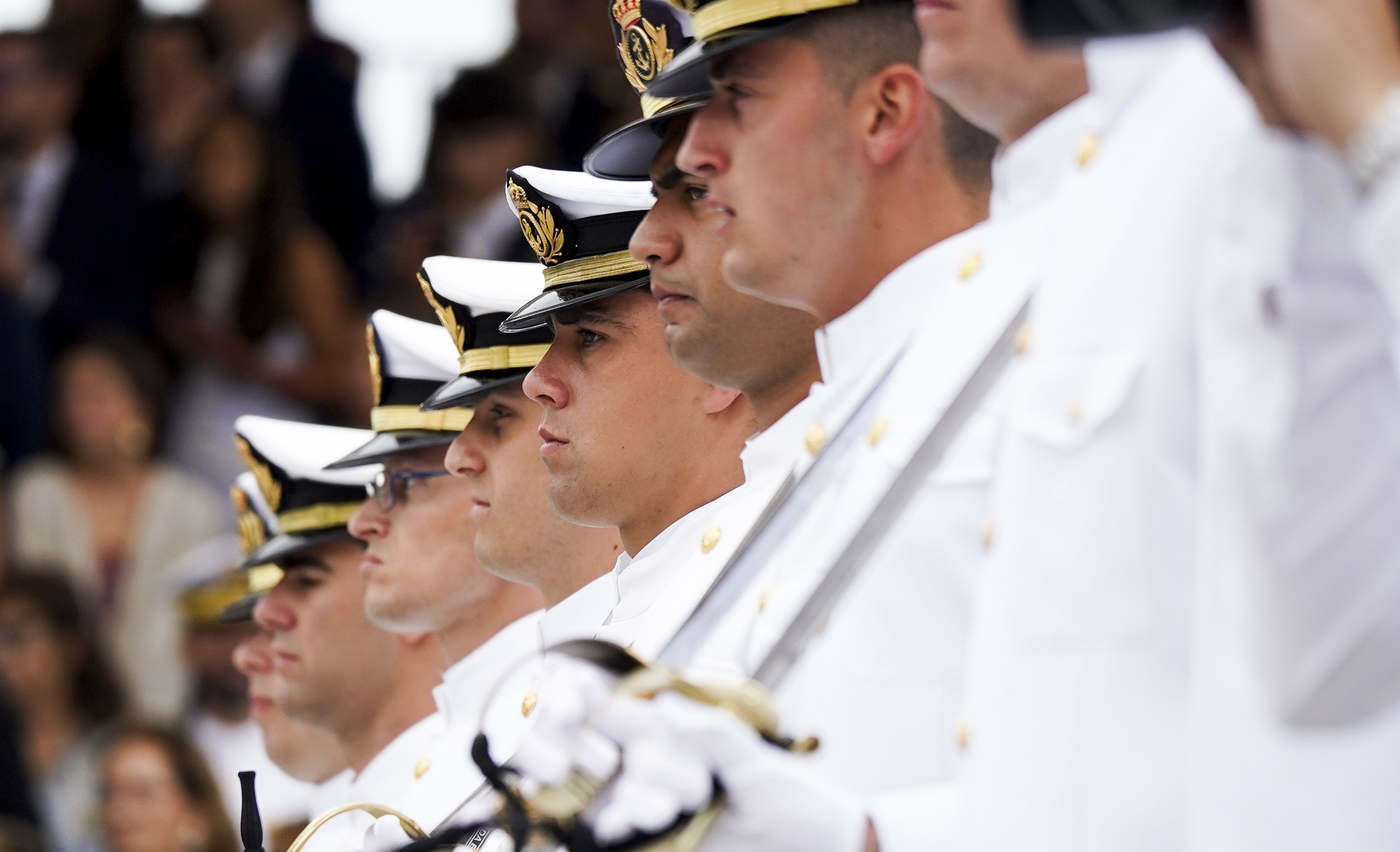 Entrega de reales despachos a los nuevos oficiales de la Armada Entrega de reales despachos a los nuevos oficiales de la Armada
