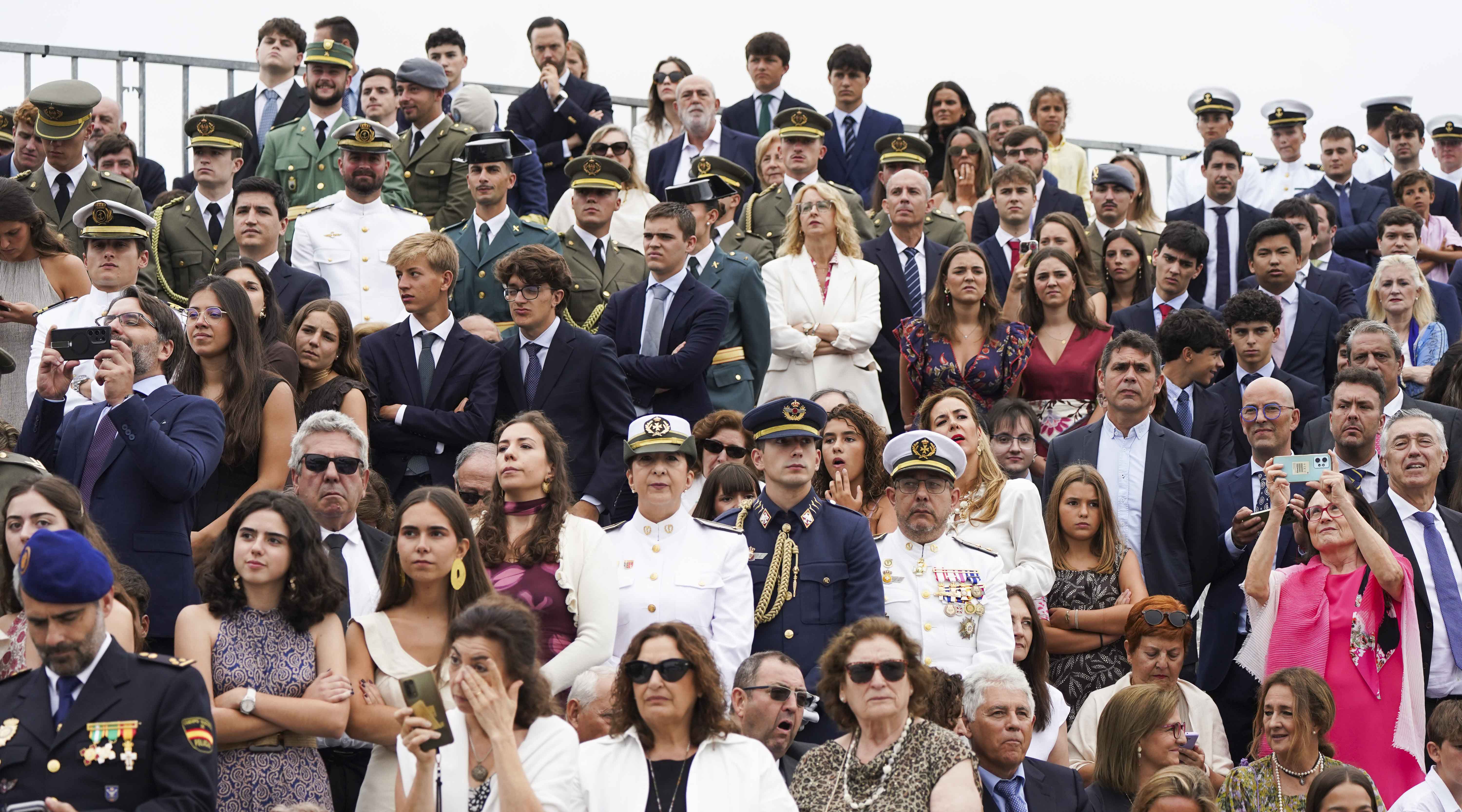 Entrega de reales despachos a los nuevos oficiales de la Armada Entrega de reales despachos a los nuevos oficiales de la Armada