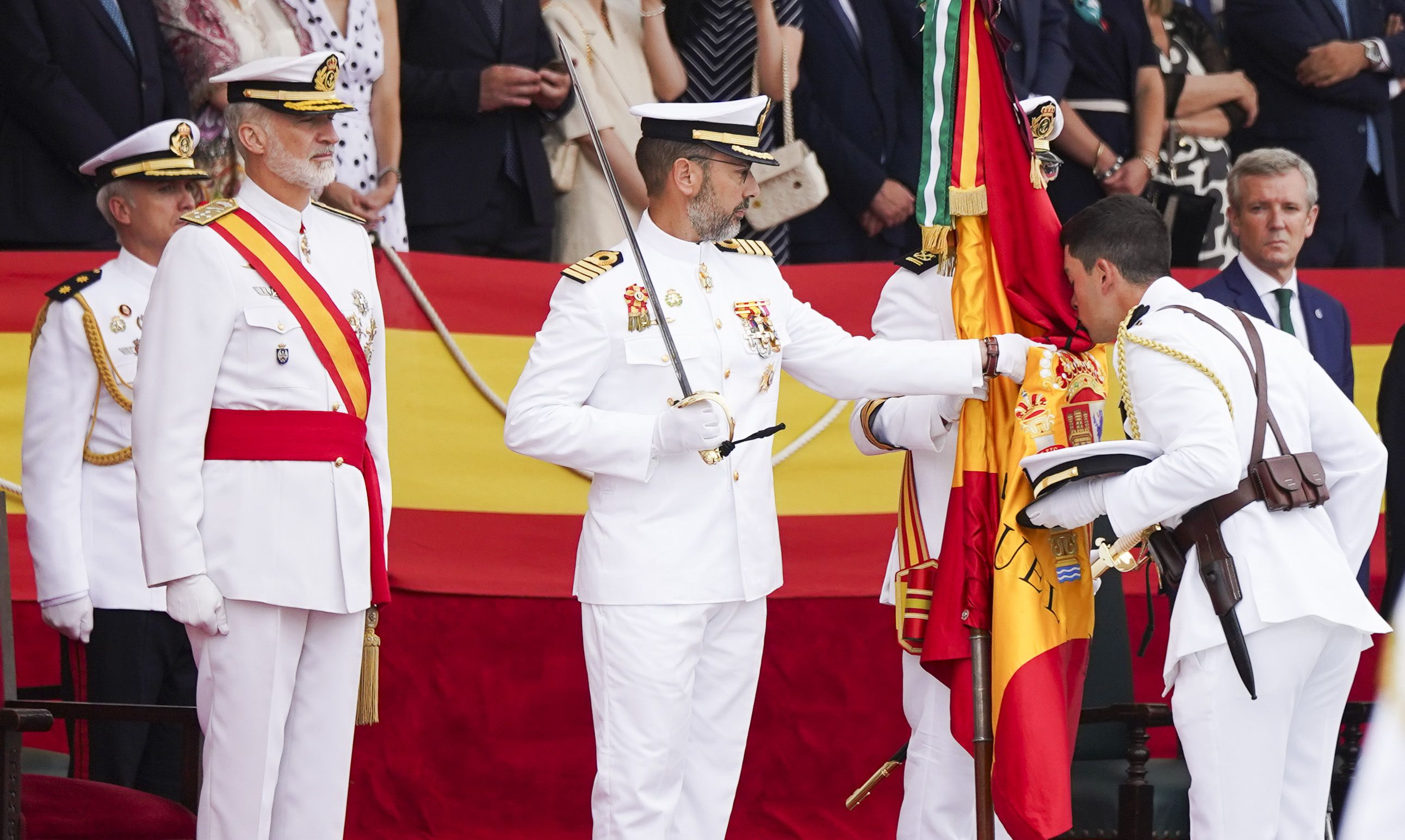 Entrega de reales despachos a los nuevos oficiales de la Armada Entrega de reales despachos a los nuevos oficiales de la Armada