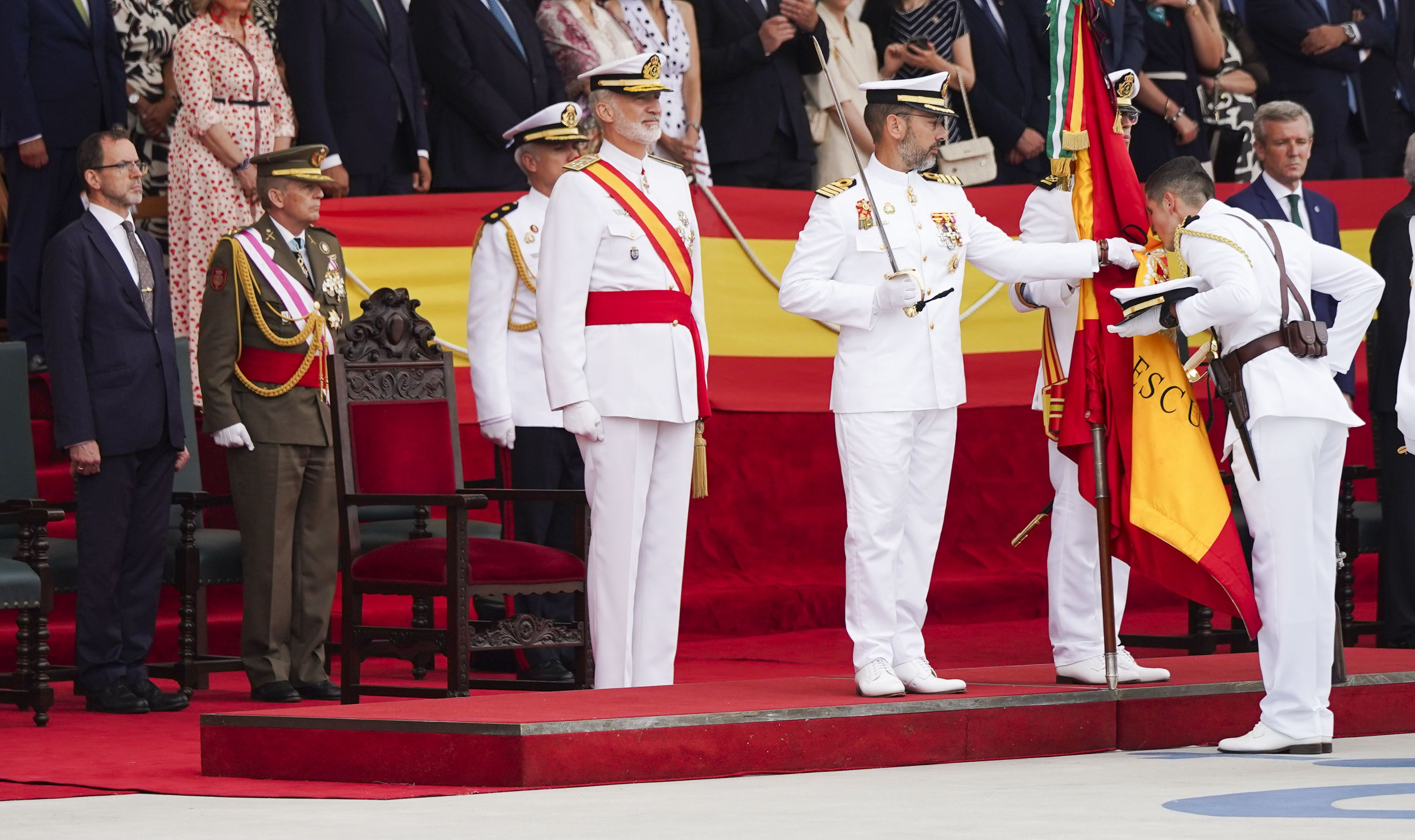 Entrega de reales despachos a los nuevos oficiales de la Armada Entrega de reales despachos a los nuevos oficiales de la Armada