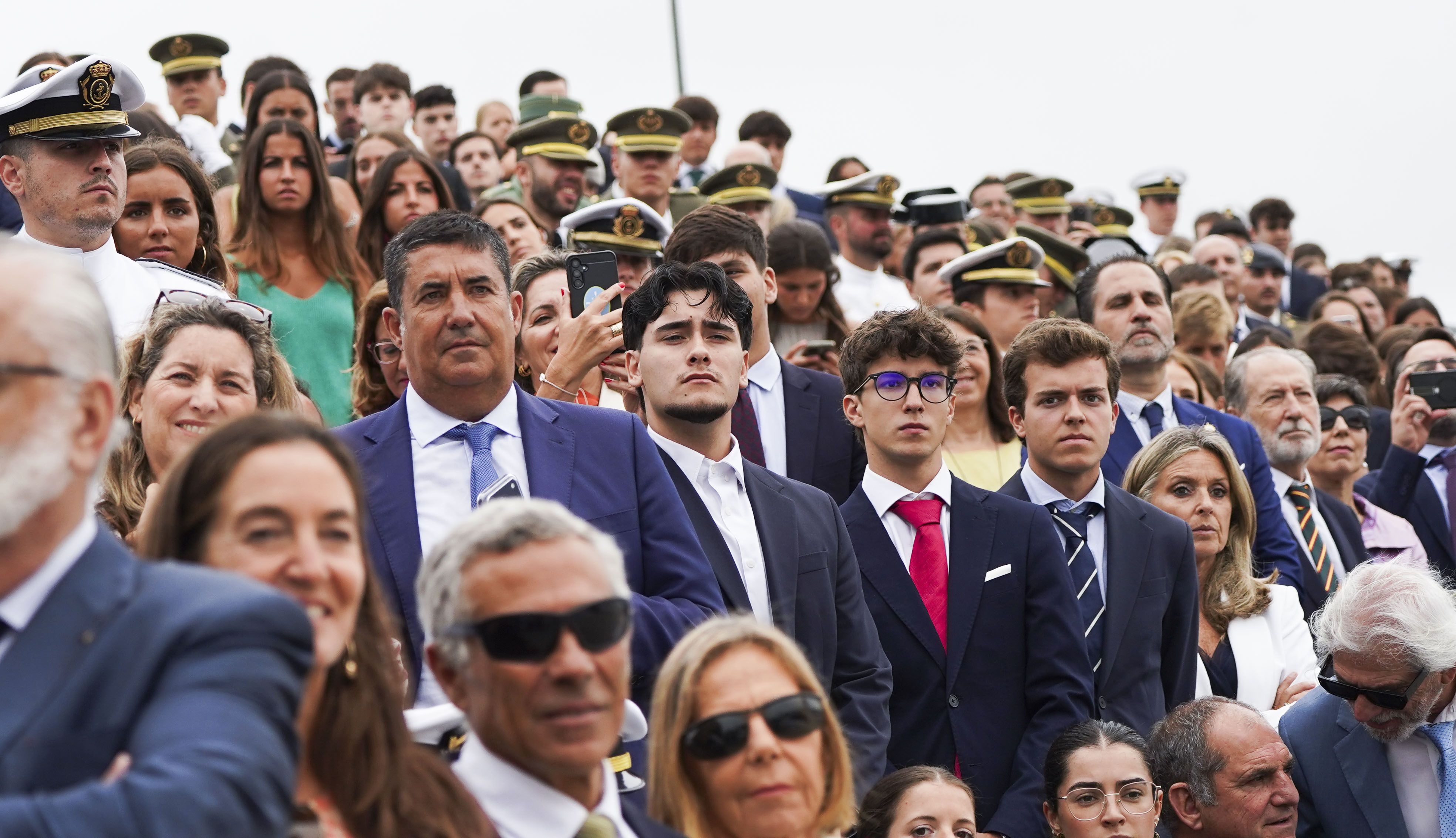 Entrega de reales despachos a los nuevos oficiales de la Armada Entrega de reales despachos a los nuevos oficiales de la Armada