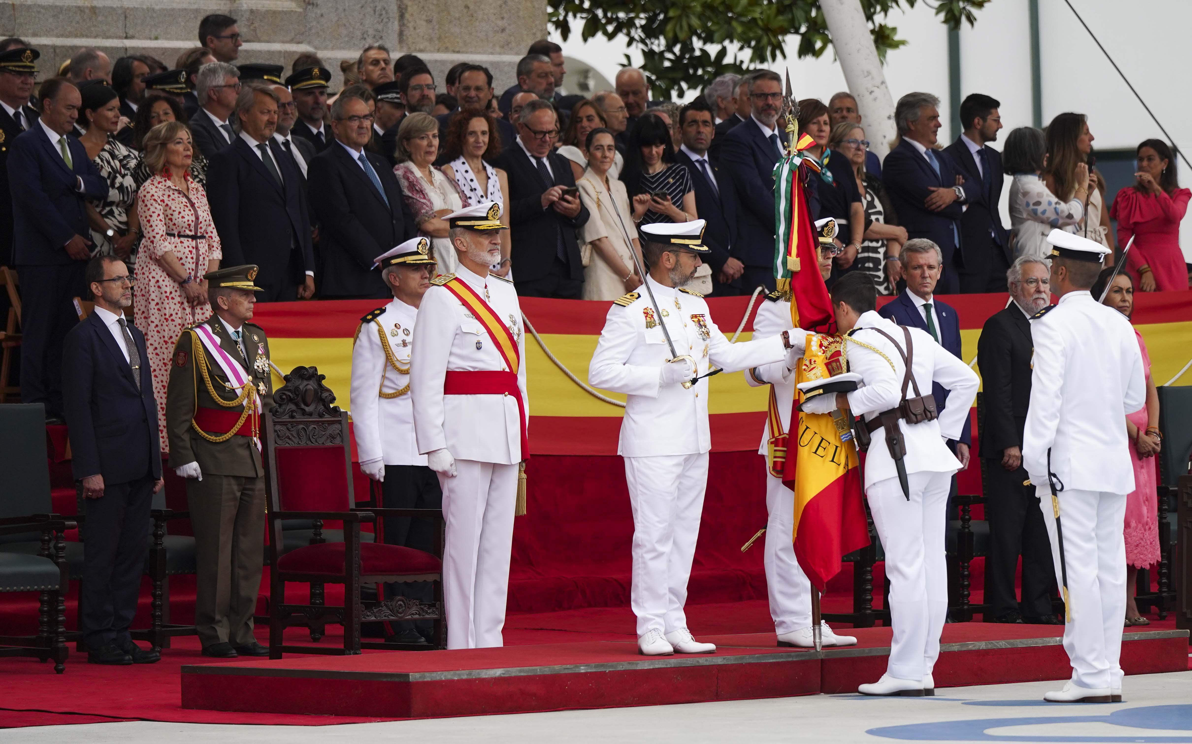 Entrega de reales despachos a los nuevos oficiales de la Armada Entrega de reales despachos a los nuevos oficiales de la Armada