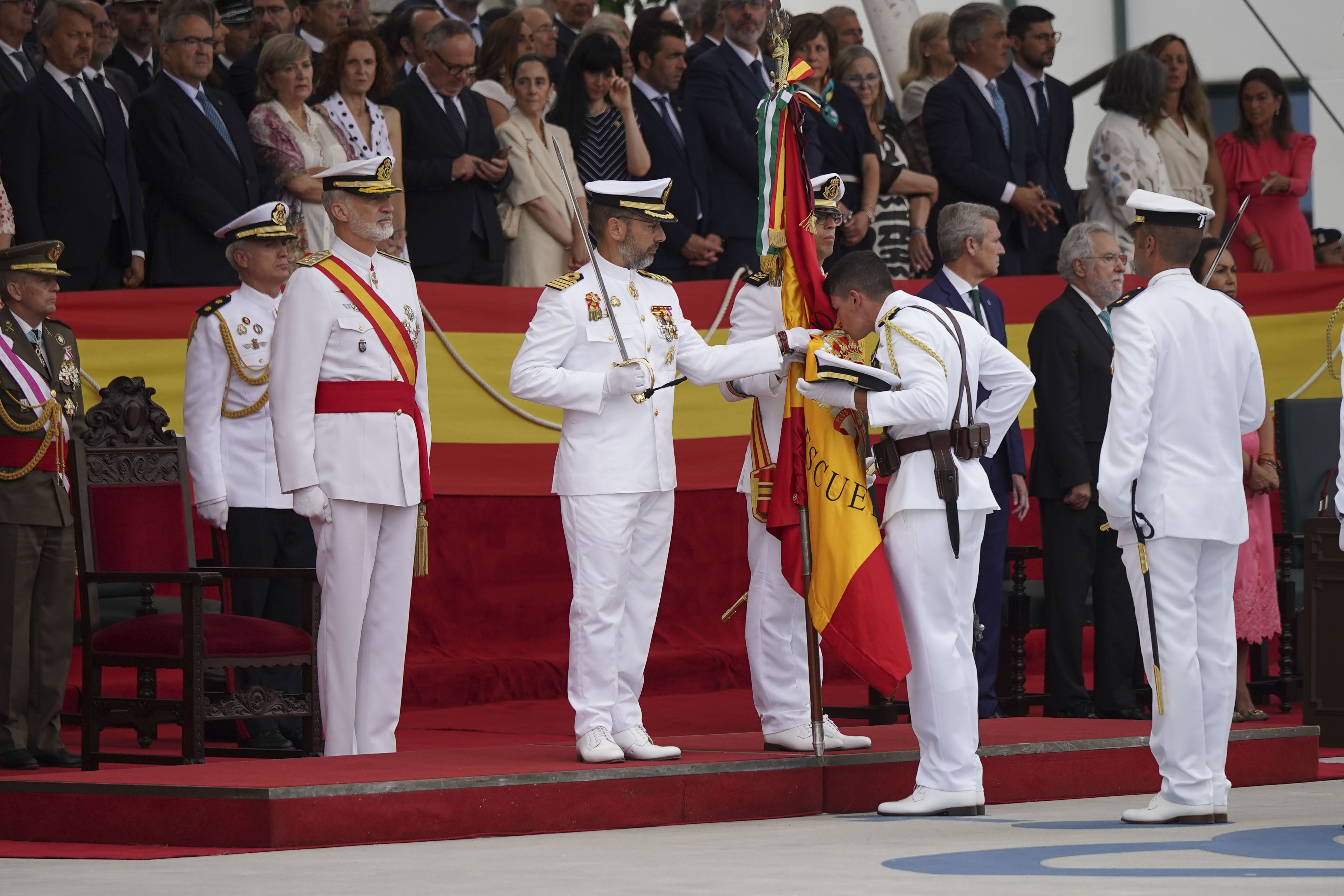 Entrega de reales despachos a los nuevos oficiales de la Armada Entrega de reales despachos a los nuevos oficiales de la Armada