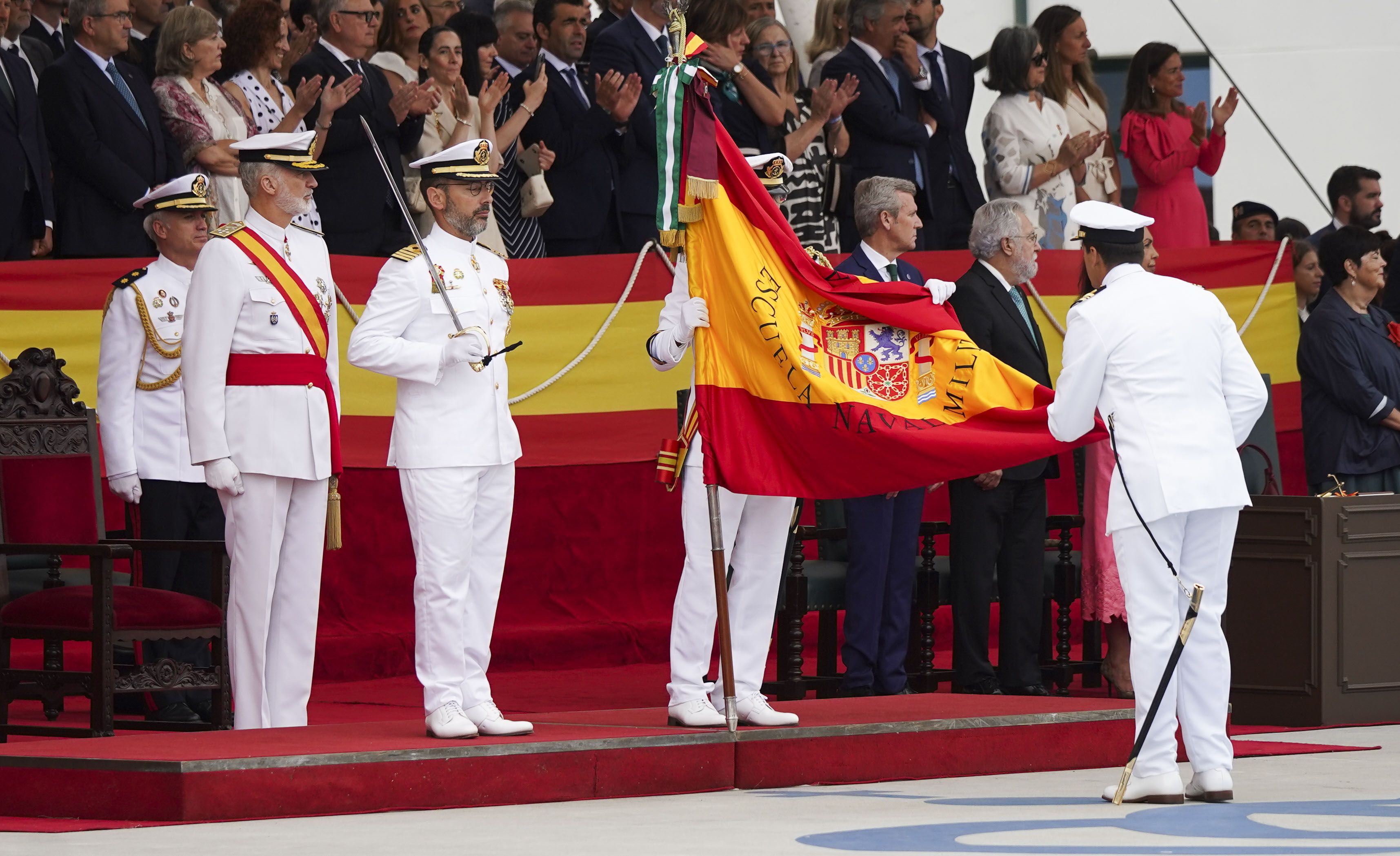 Entrega de reales despachos a los nuevos oficiales de la Armada Entrega de reales despachos a los nuevos oficiales de la Armada