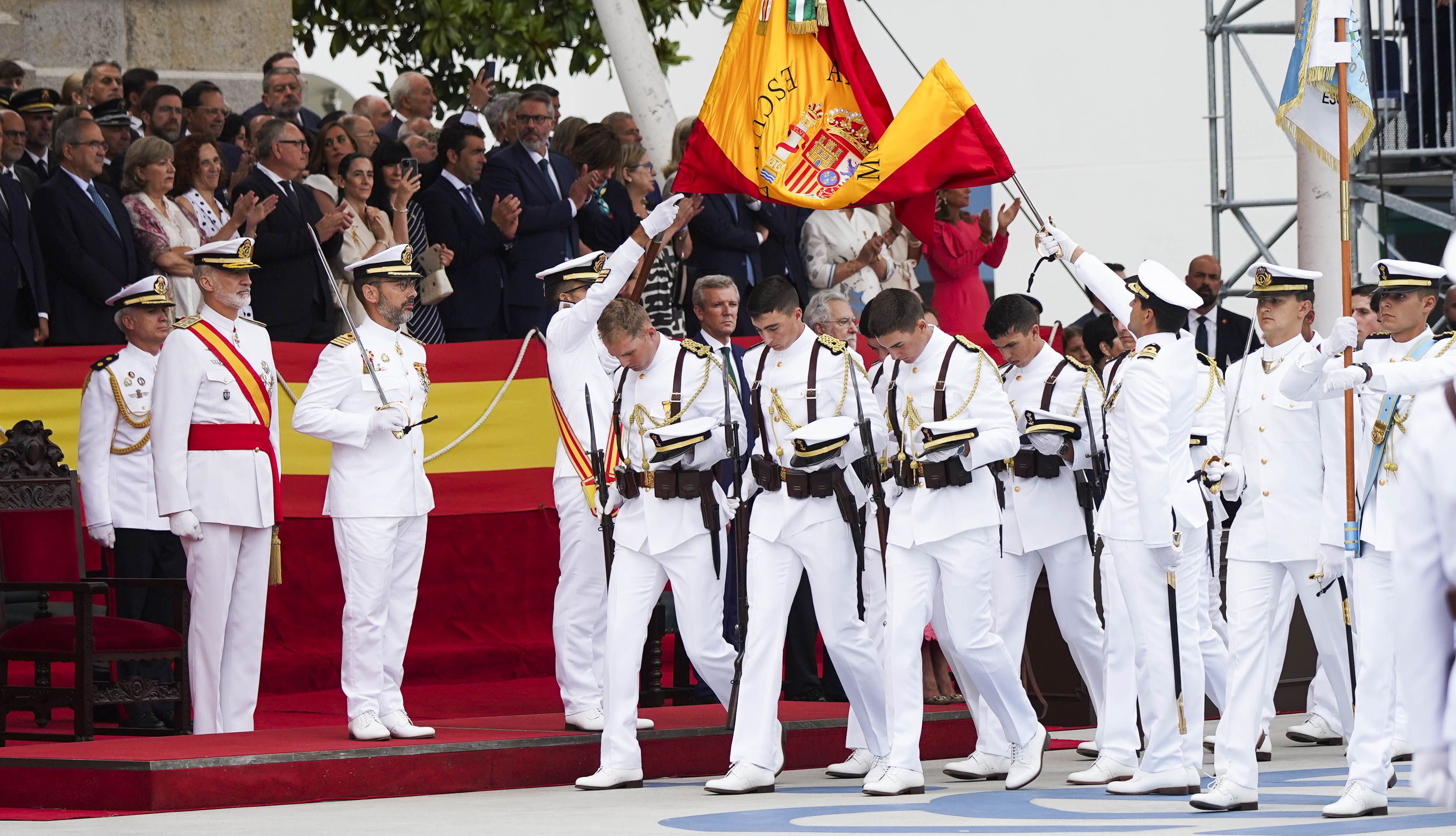 Entrega de reales despachos a los nuevos oficiales de la Armada Entrega de reales despachos a los nuevos oficiales de la Armada