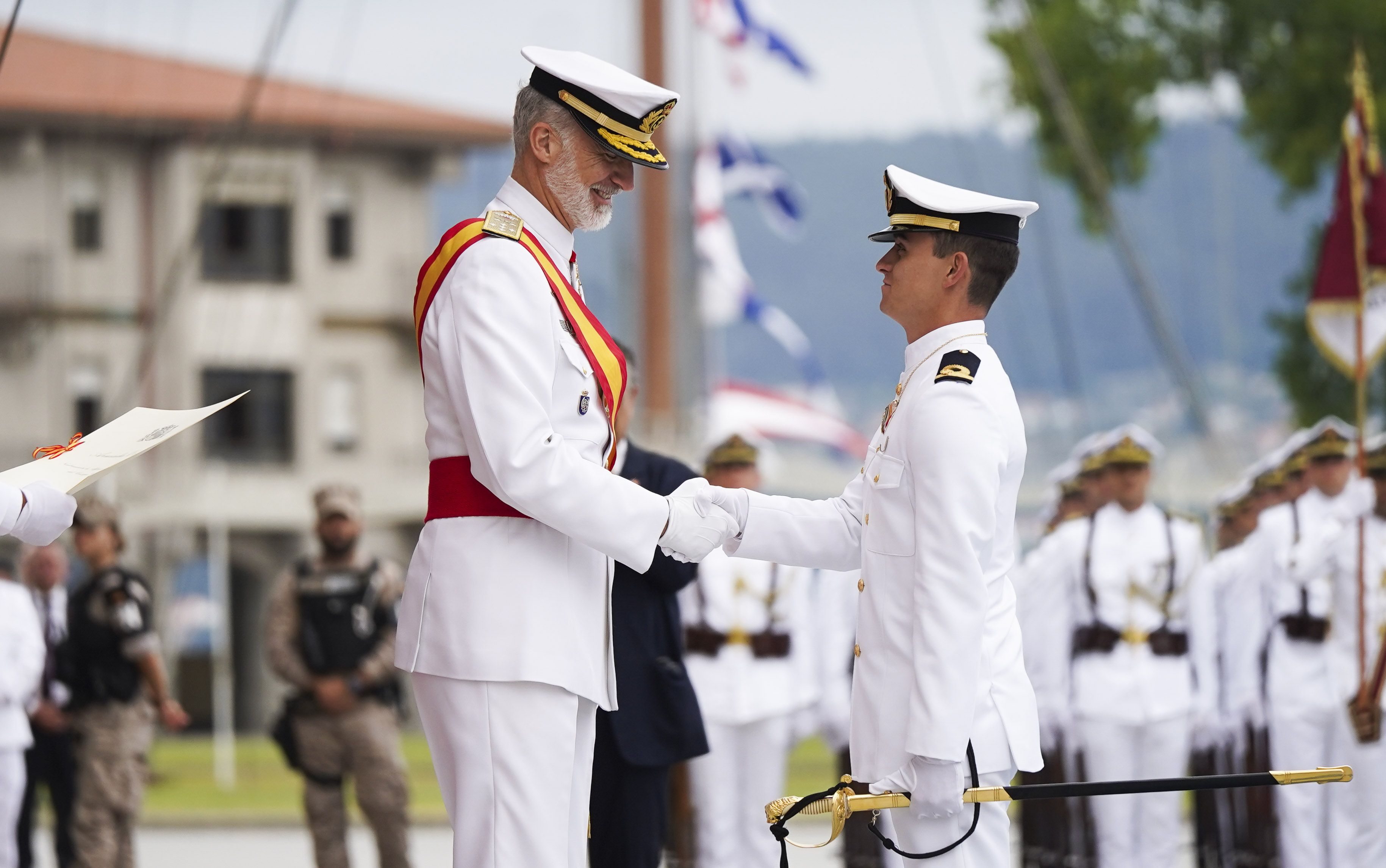 Entrega de reales despachos a los nuevos oficiales de la Armada Entrega de reales despachos a los nuevos oficiales de la Armada