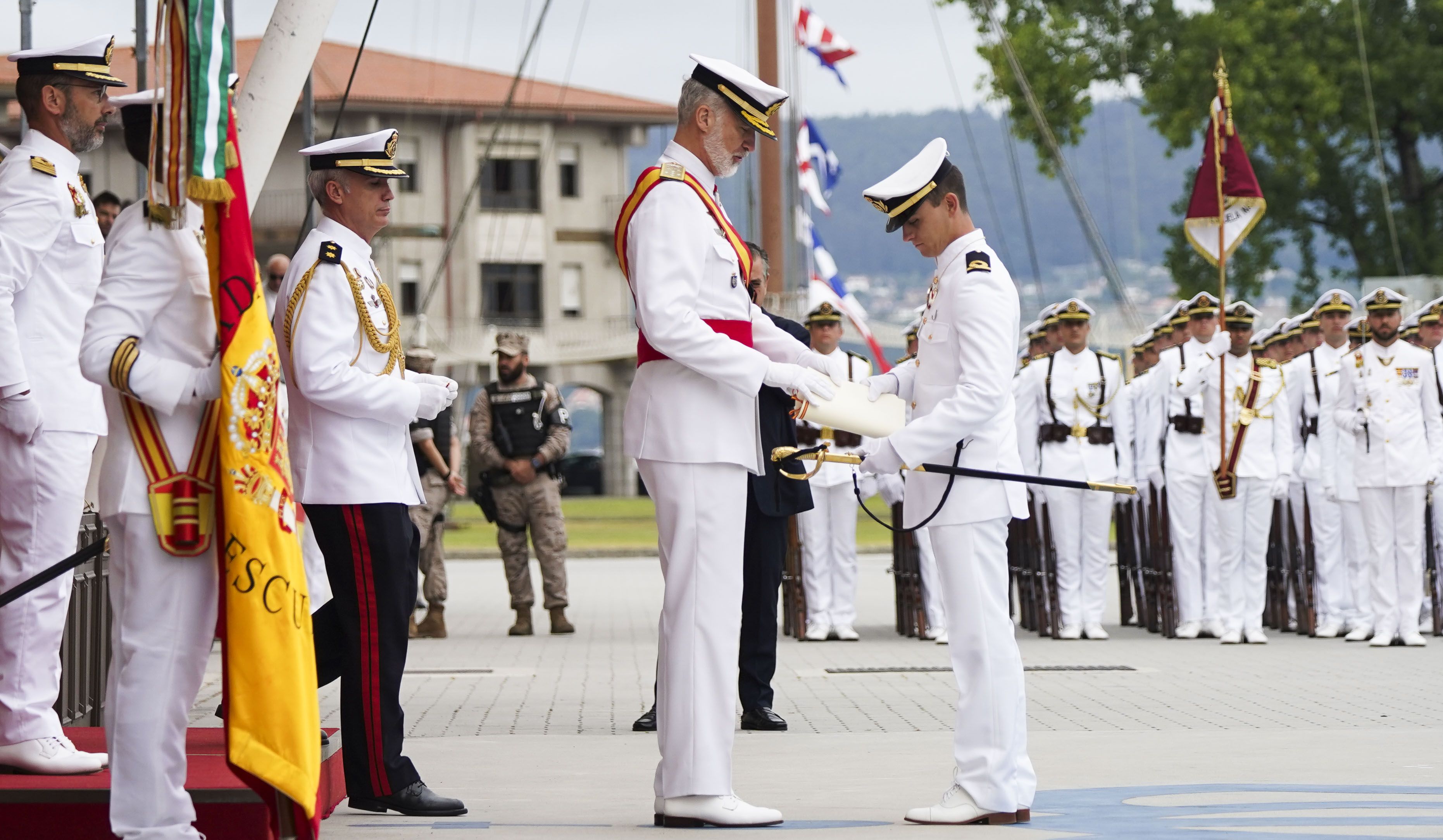 Entrega de reales despachos a los nuevos oficiales de la Armada Entrega de reales despachos a los nuevos oficiales de la Armada