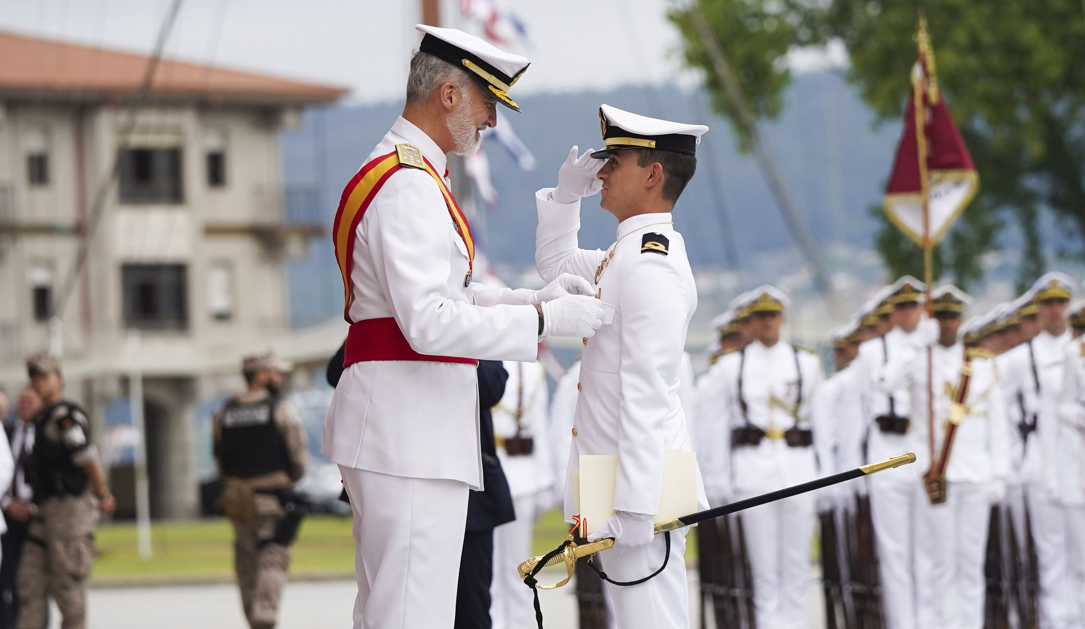 Entrega de reales despachos a los nuevos oficiales de la Armada Entrega de reales despachos a los nuevos oficiales de la Armada