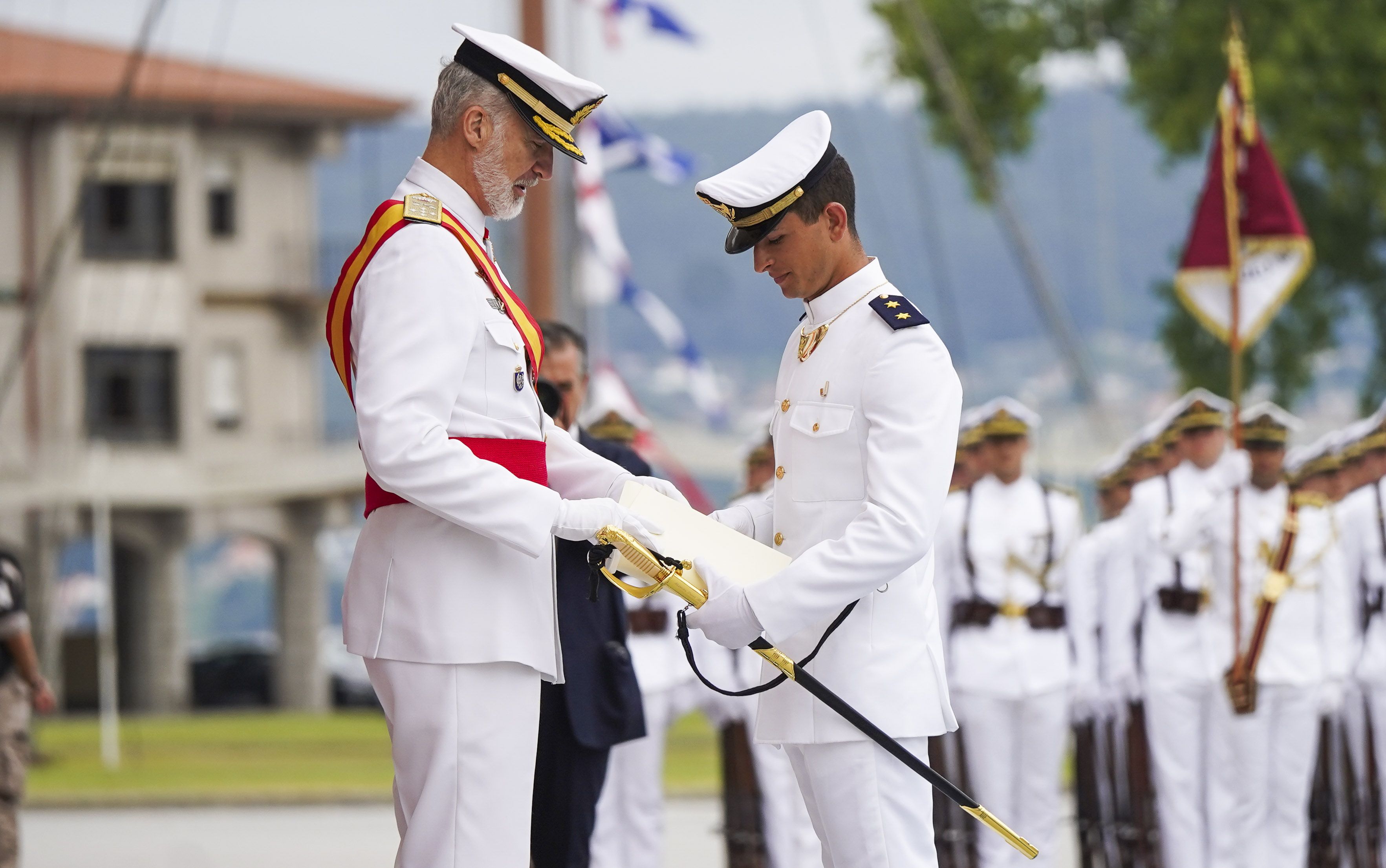 Entrega de reales despachos a los nuevos oficiales de la Armada Entrega de reales despachos a los nuevos oficiales de la Armada