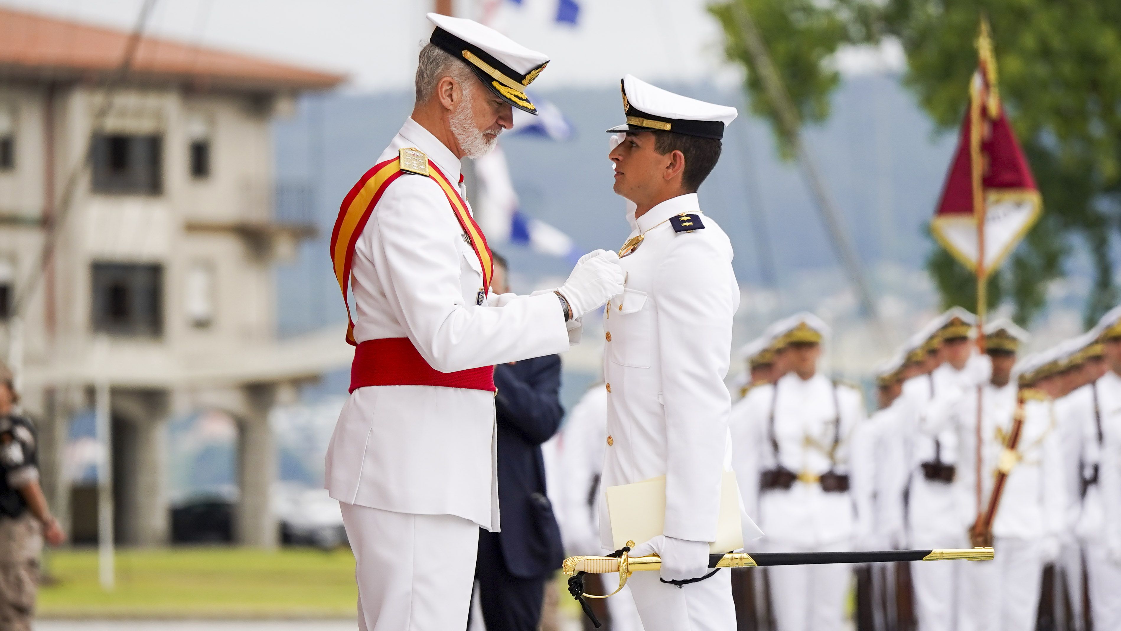Entrega de reales despachos a los nuevos oficiales de la Armada Entrega de reales despachos a los nuevos oficiales de la Armada