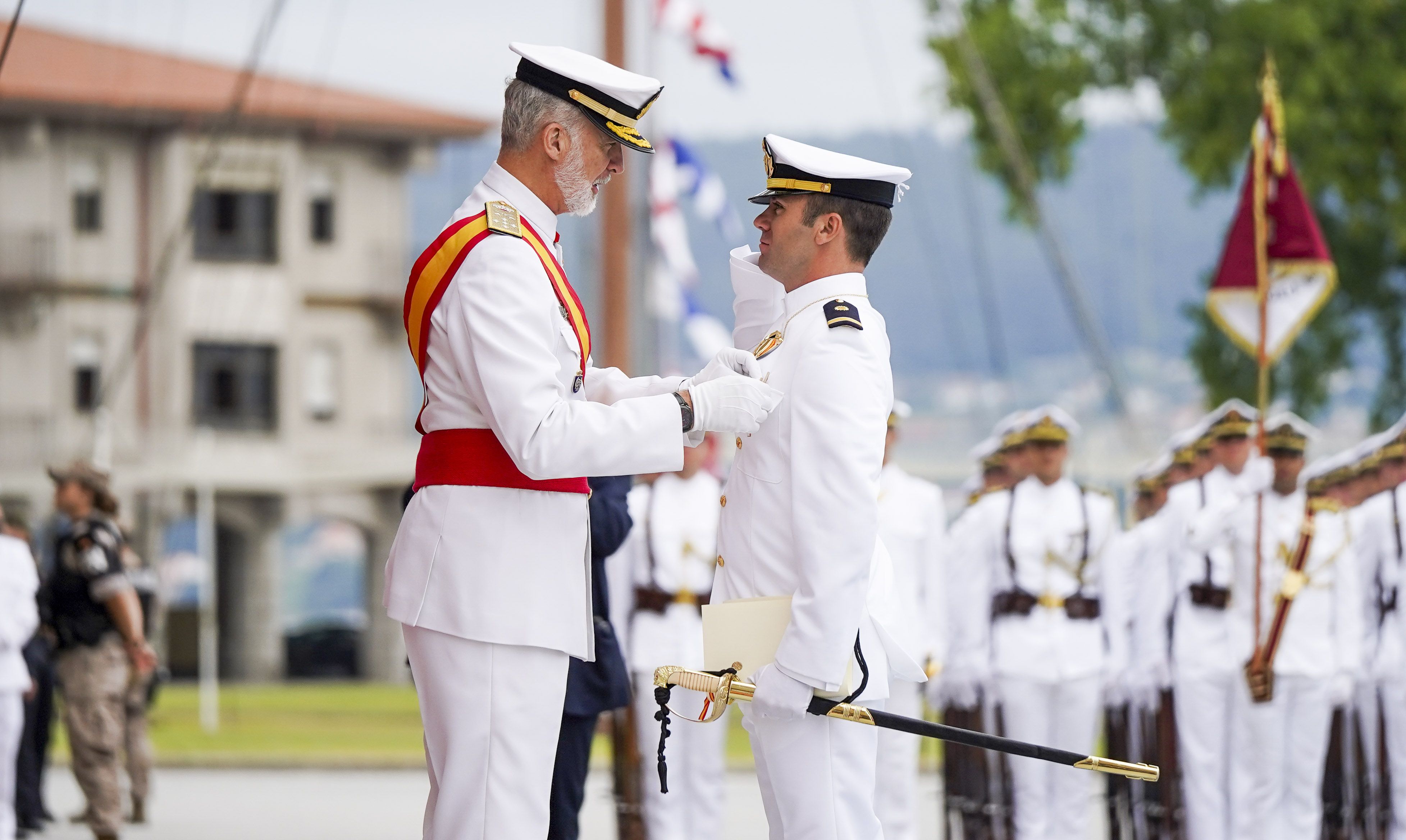 Entrega de reales despachos a los nuevos oficiales de la Armada Entrega de reales despachos a los nuevos oficiales de la Armada