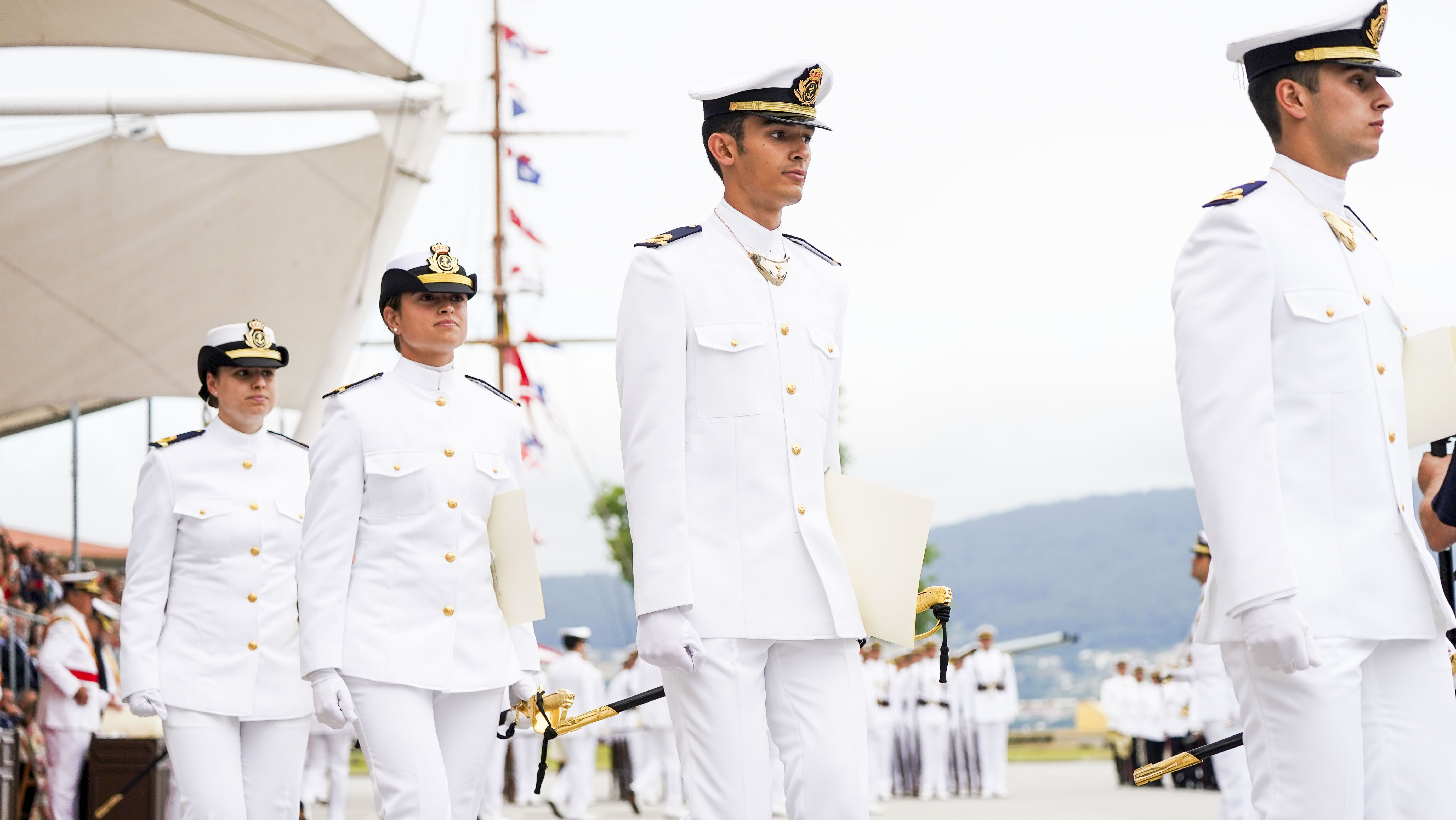 Entrega de reales despachos a los nuevos oficiales de la Armada Entrega de reales despachos a los nuevos oficiales de la Armada