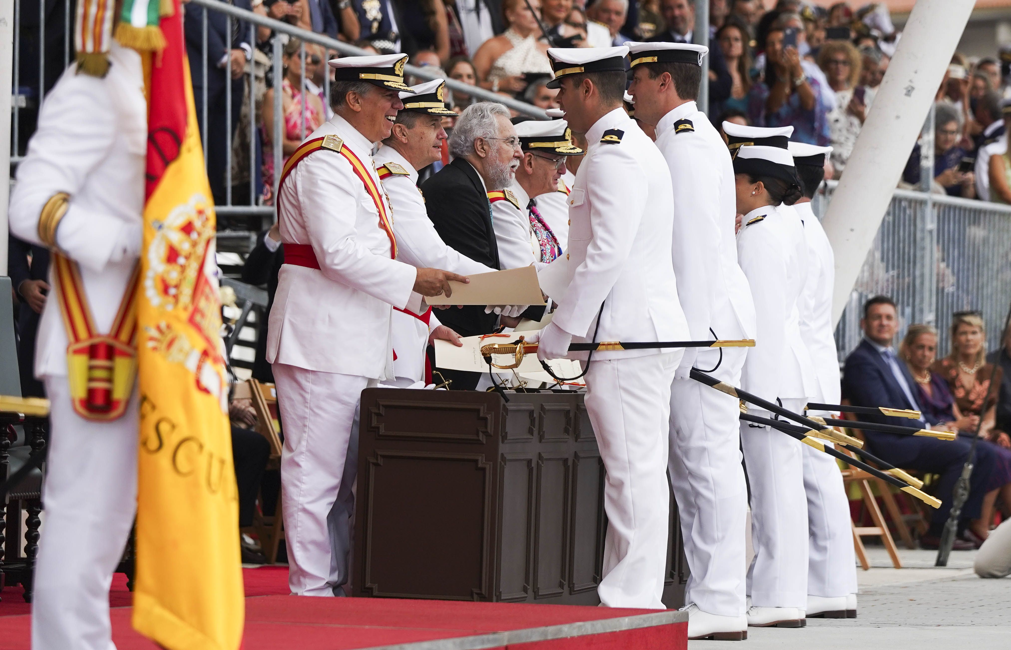 Entrega de reales despachos a los nuevos oficiales de la Armada Entrega de reales despachos a los nuevos oficiales de la Armada