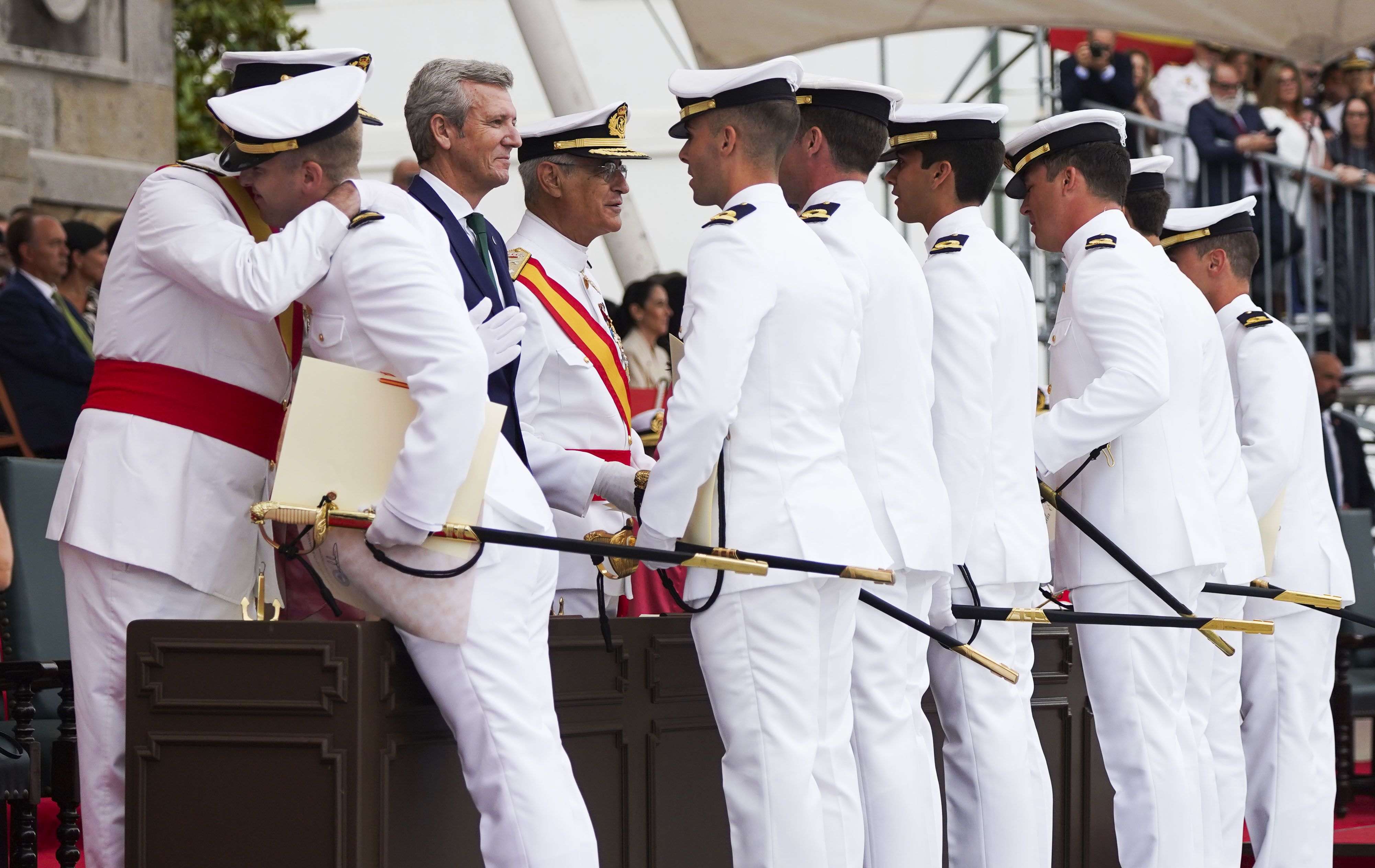 Entrega de reales despachos a los nuevos oficiales de la Armada Entrega de reales despachos a los nuevos oficiales de la Armada
