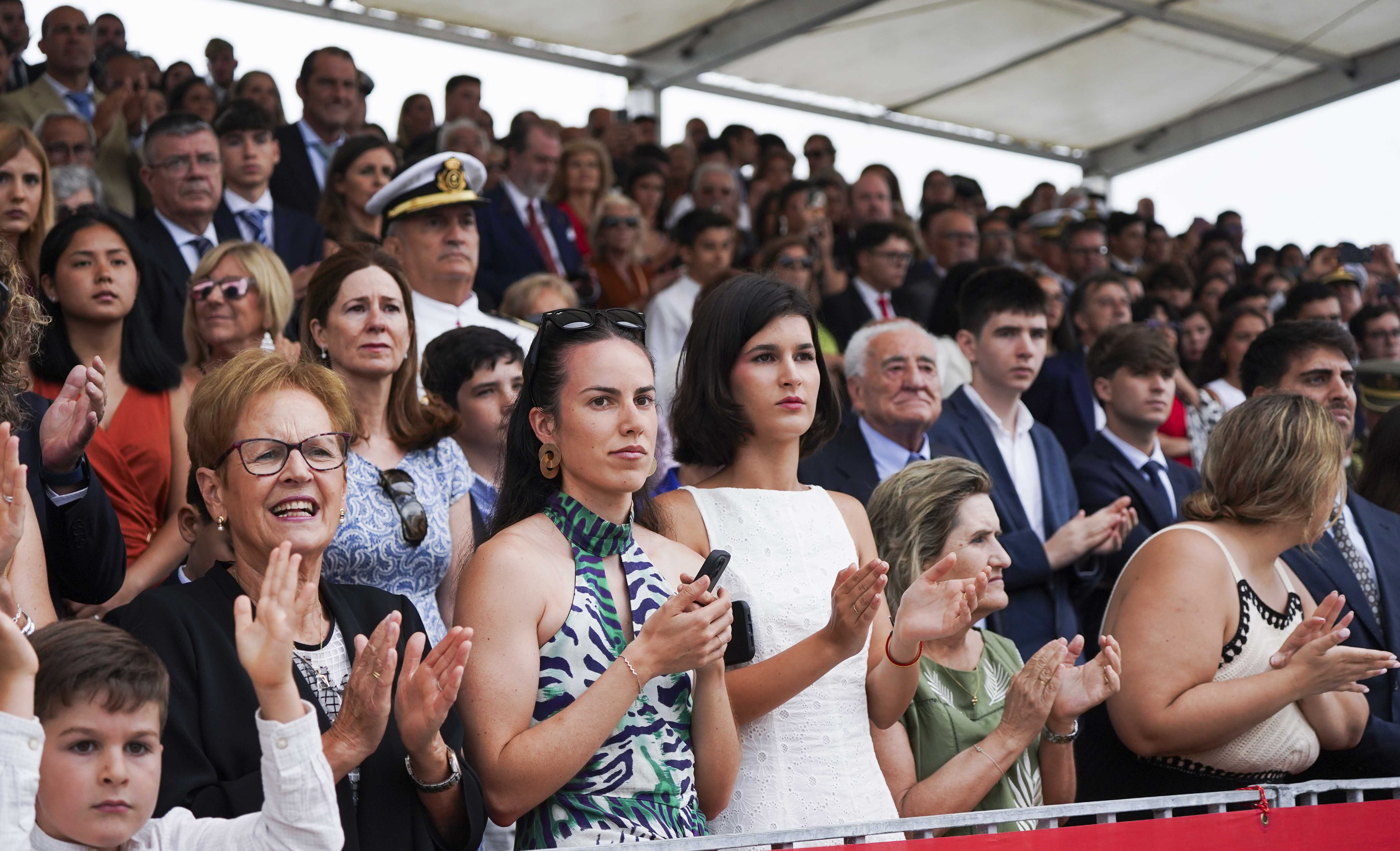 Entrega de reales despachos a los nuevos oficiales de la Armada Entrega de reales despachos a los nuevos oficiales de la Armada