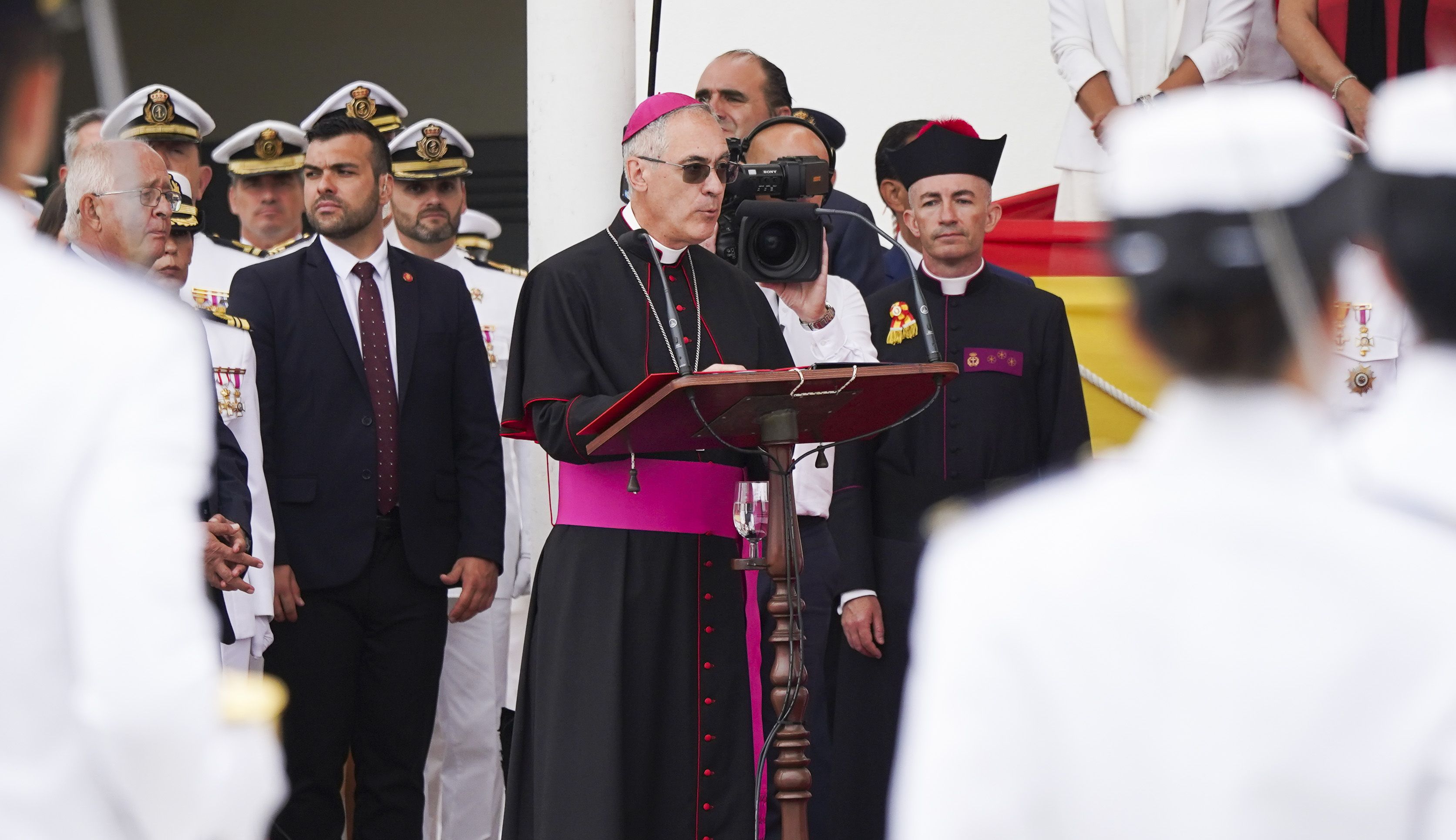 Entrega de reales despachos a los nuevos oficiales de la Armada Entrega de reales despachos a los nuevos oficiales de la Armada