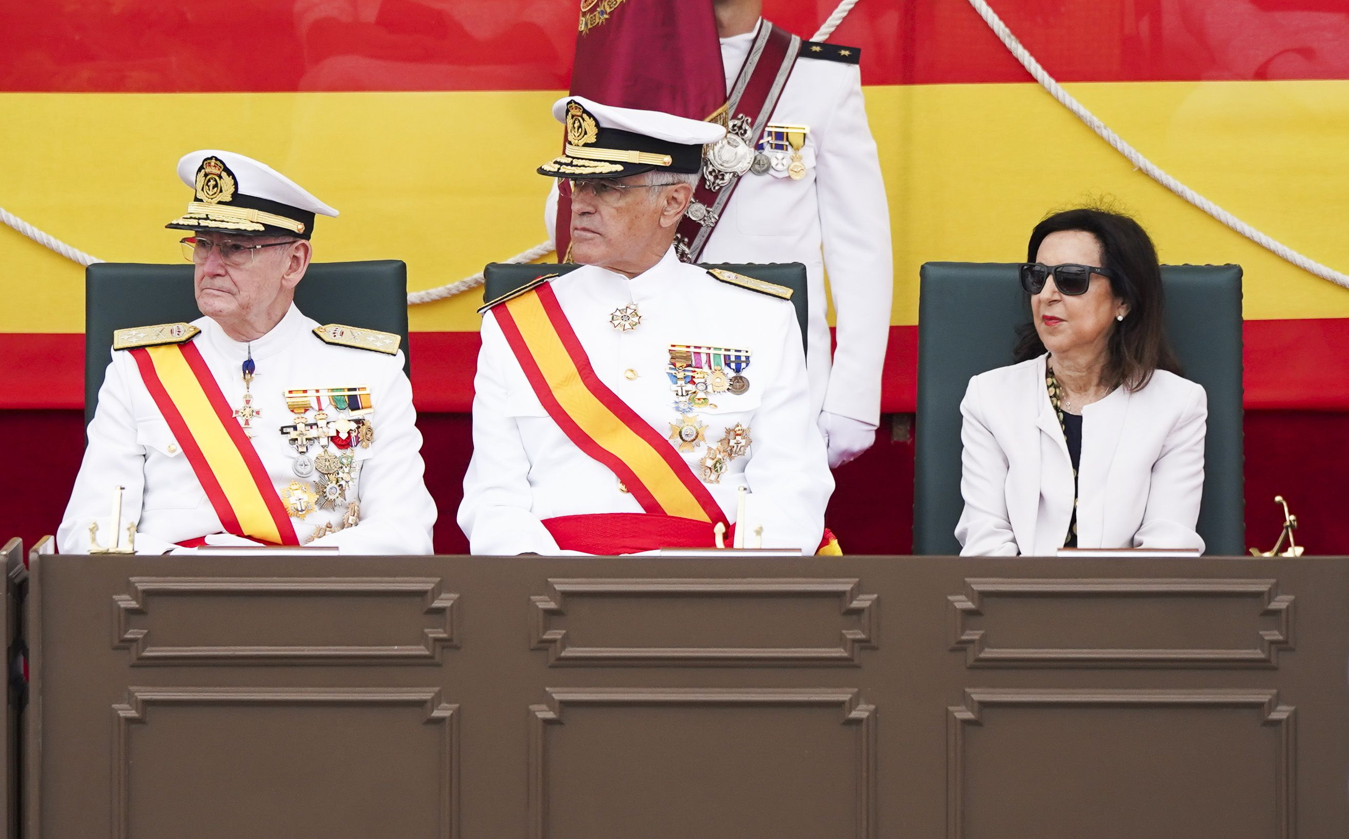 Entrega de reales despachos a los nuevos oficiales de la Armada Entrega de reales despachos a los nuevos oficiales de la Armada