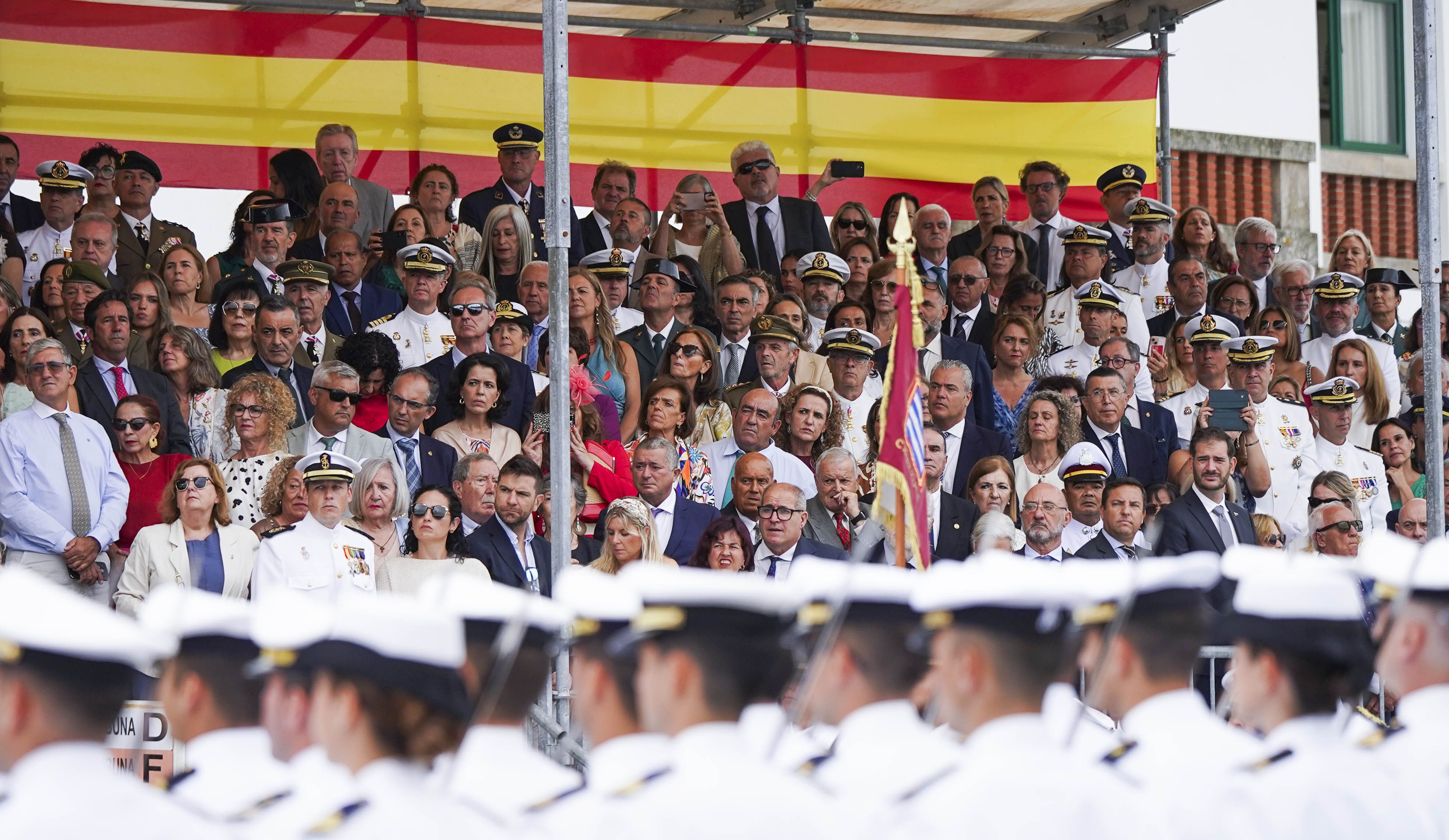Entrega de reales despachos a los nuevos oficiales de la Armada Entrega de reales despachos a los nuevos oficiales de la Armada