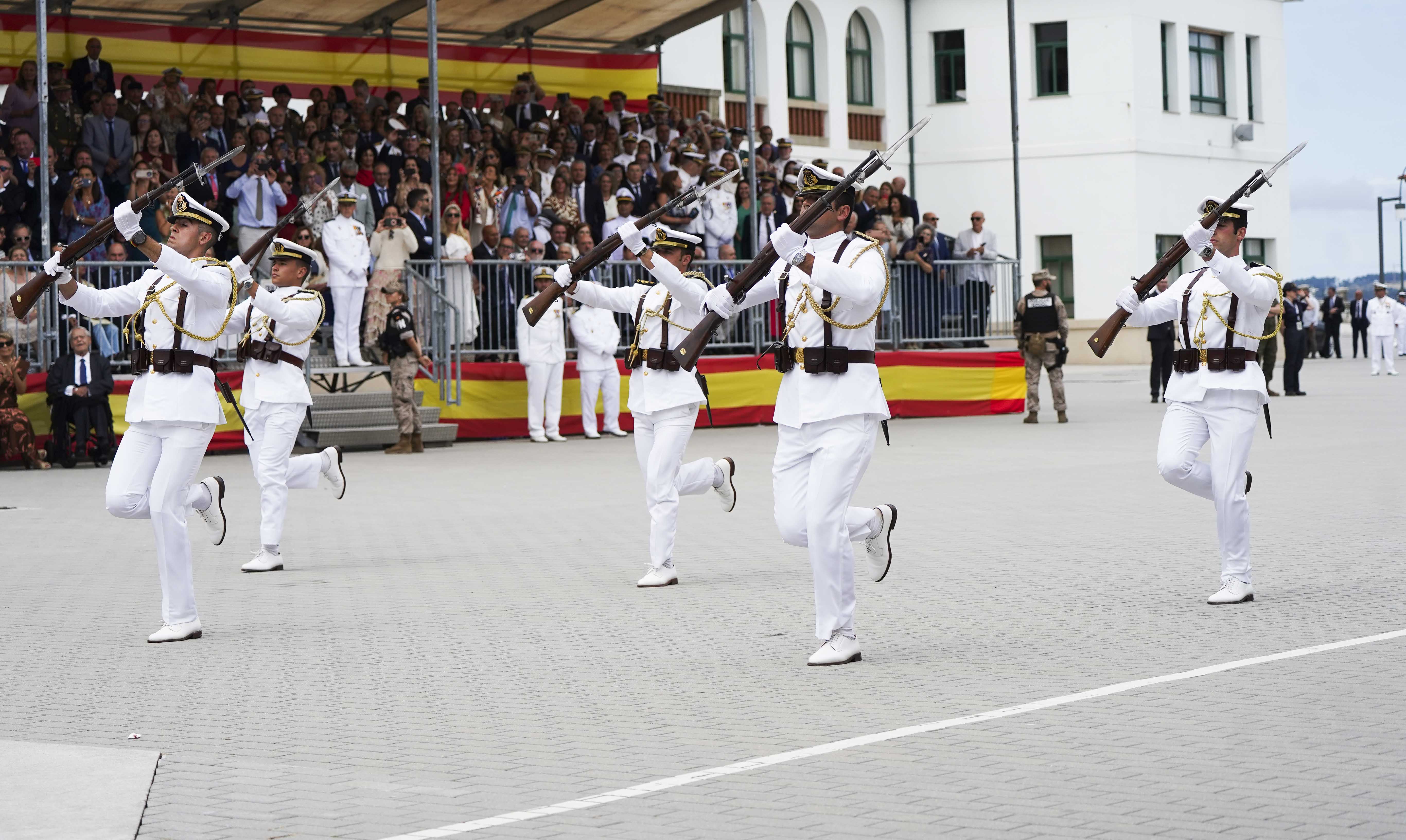 Entrega de reales despachos a los nuevos oficiales de la Armada Entrega de reales despachos a los nuevos oficiales de la Armada
