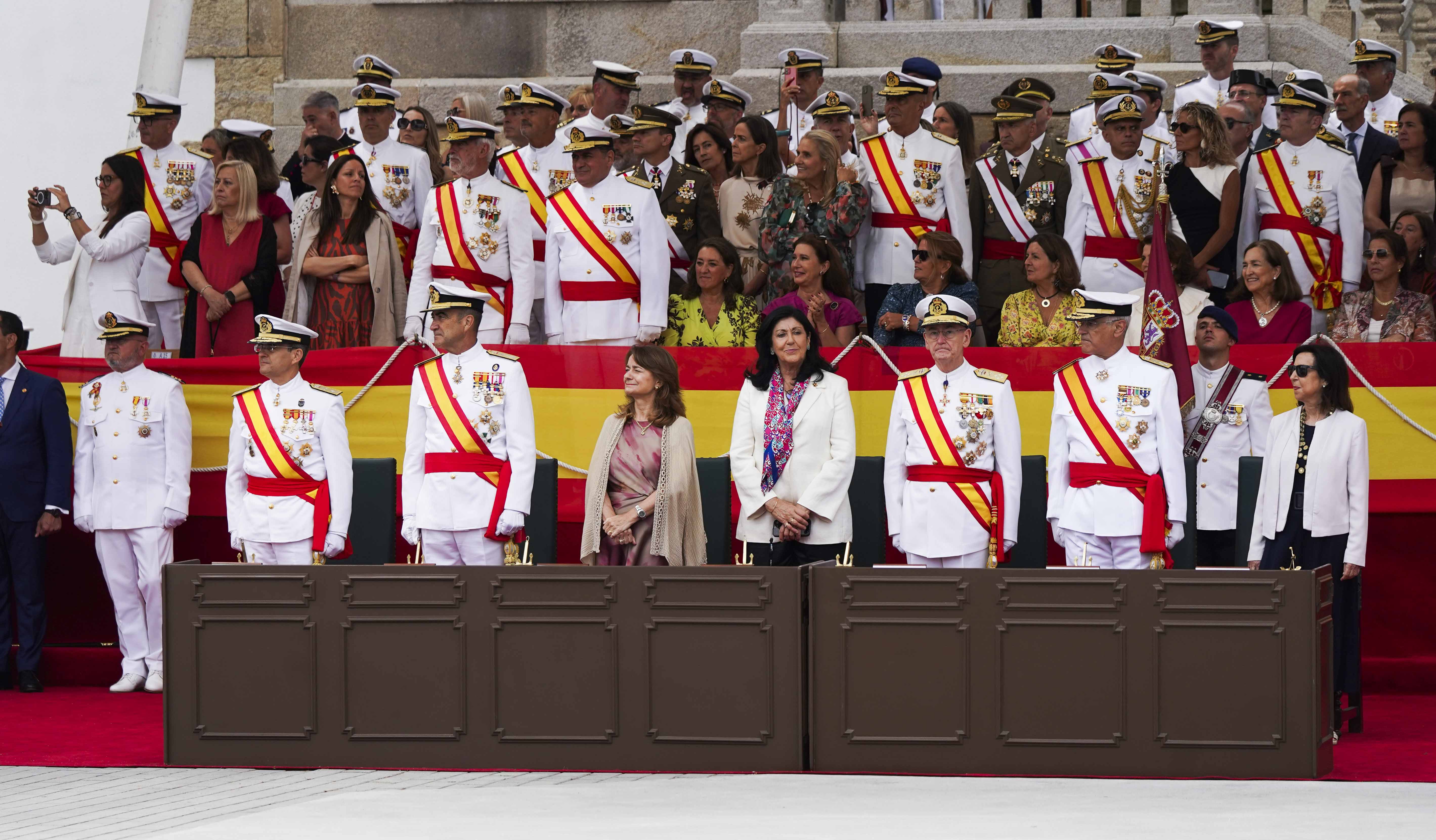 Entrega de reales despachos a los nuevos oficiales de la Armada Entrega de reales despachos a los nuevos oficiales de la Armada