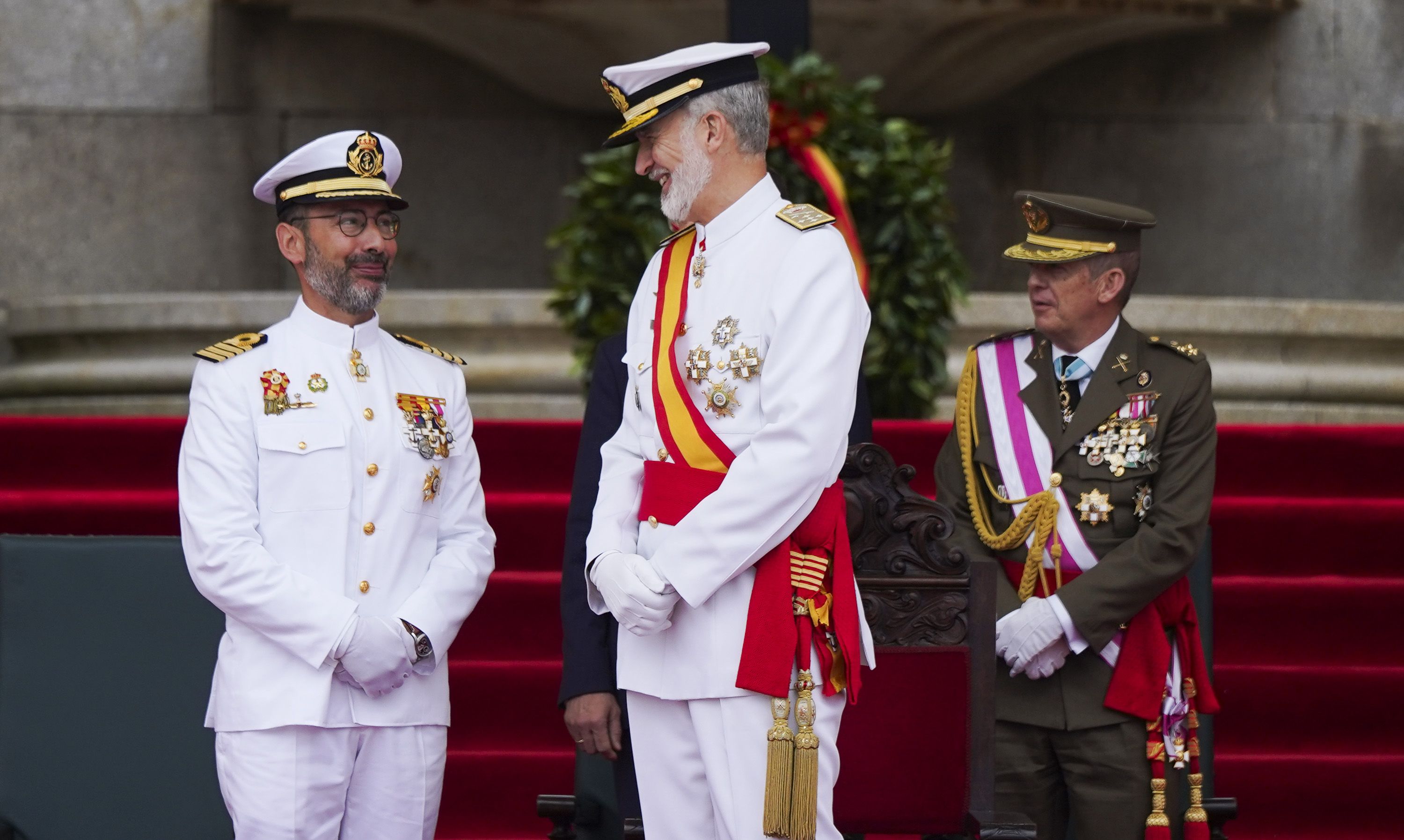 Entrega de reales despachos a los nuevos oficiales de la Armada Entrega de reales despachos a los nuevos oficiales de la Armada