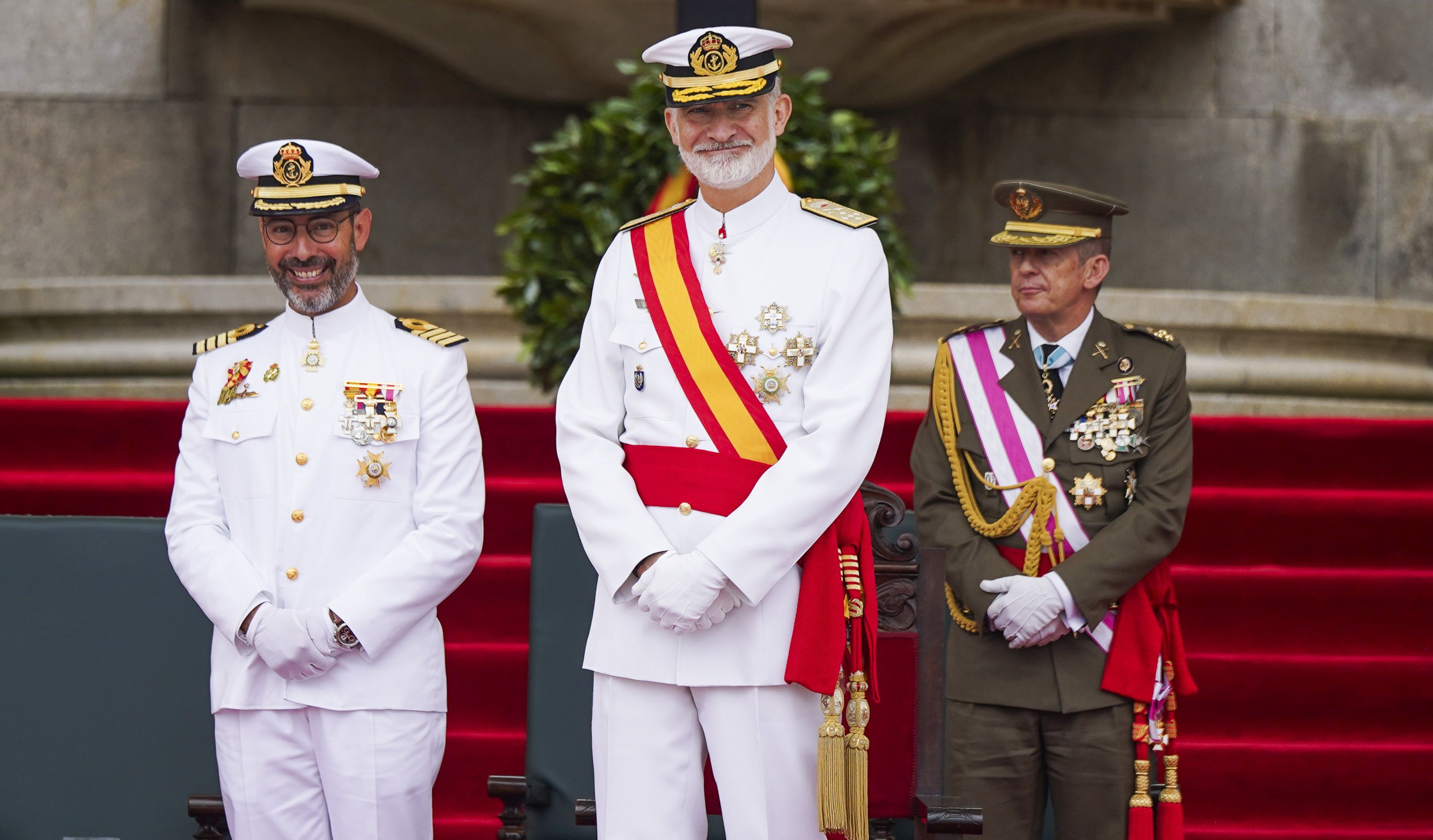 Entrega de reales despachos a los nuevos oficiales de la Armada Entrega de reales despachos a los nuevos oficiales de la Armada