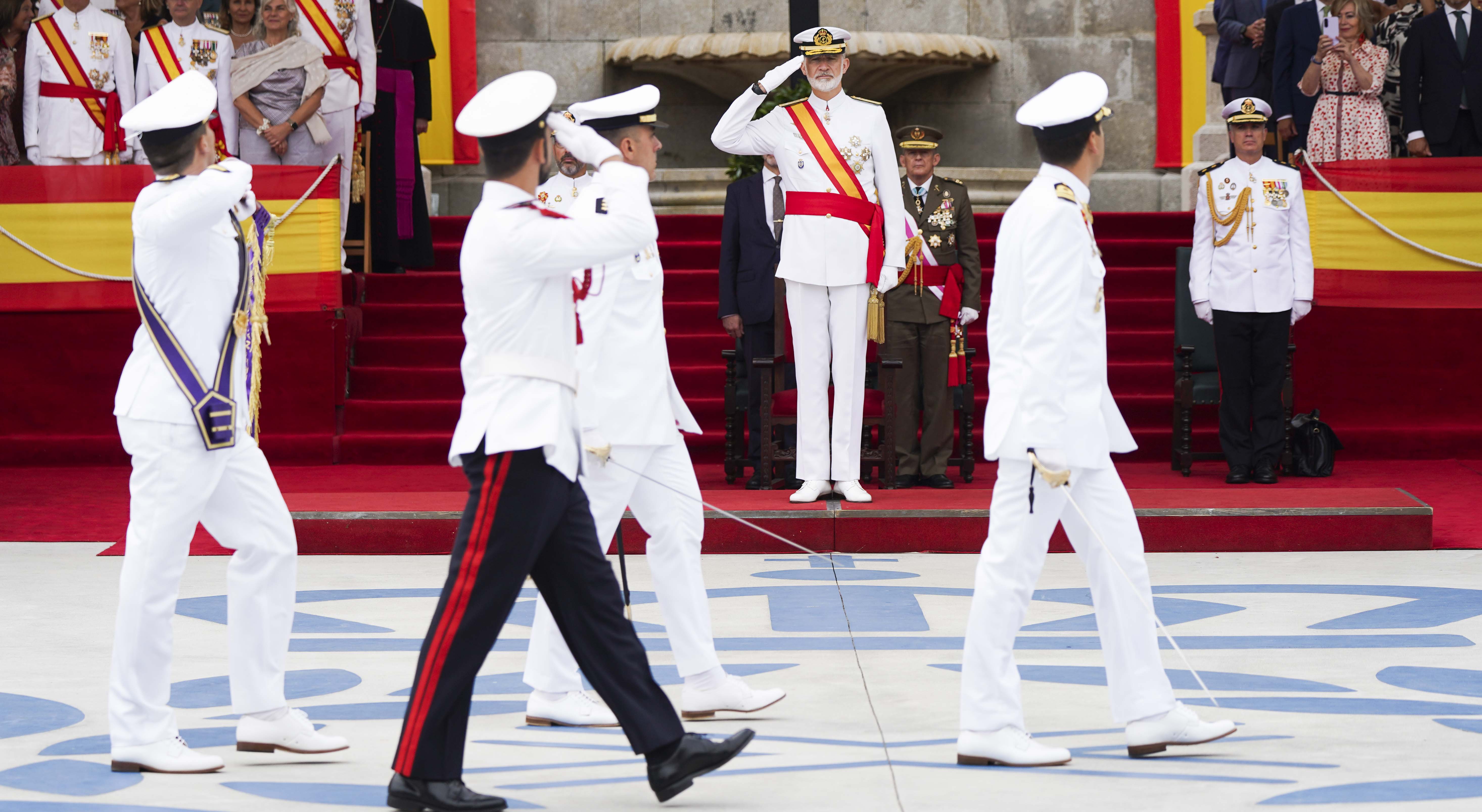 Entrega de reales despachos a los nuevos oficiales de la Armada Entrega de reales despachos a los nuevos oficiales de la Armada