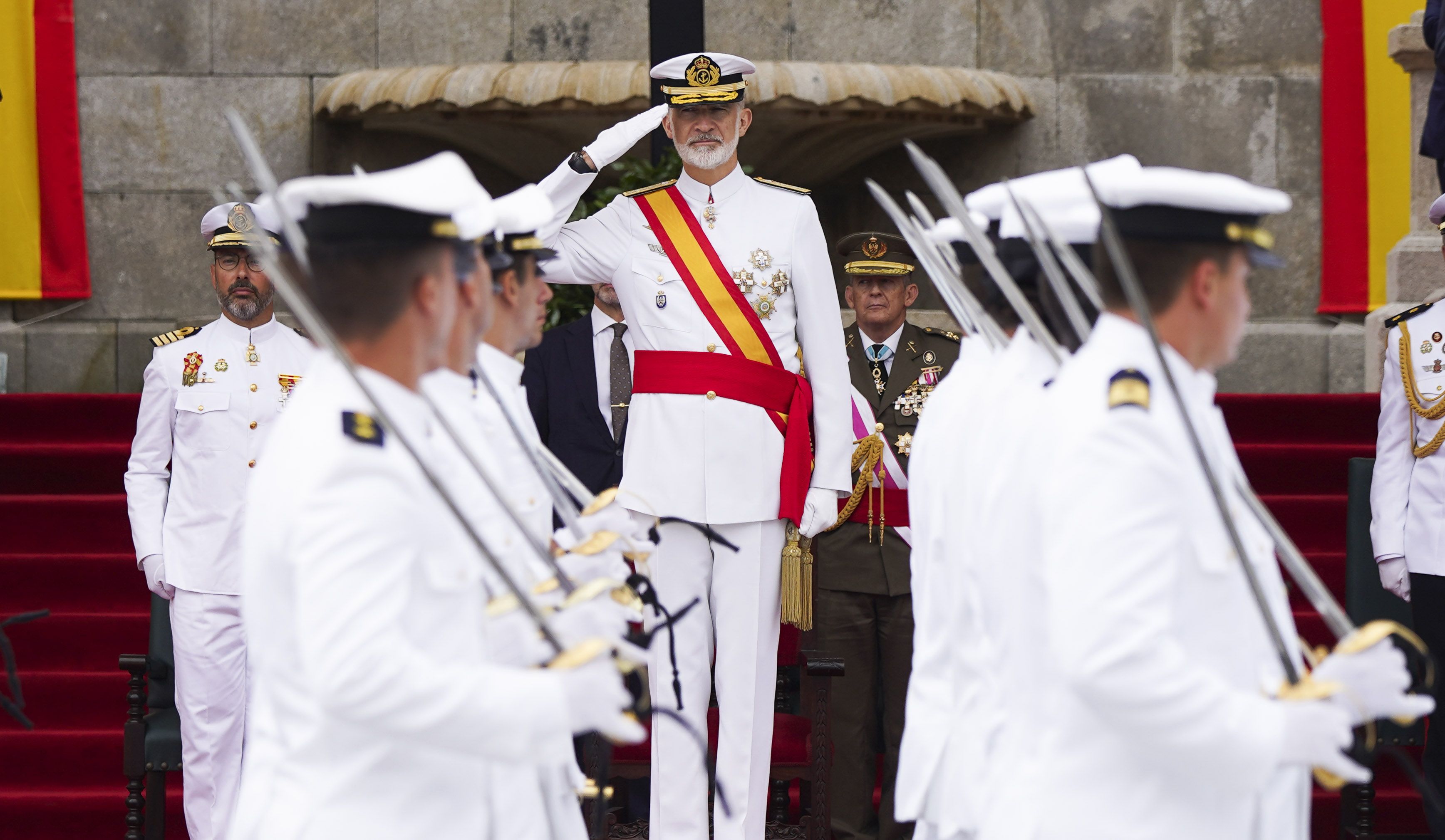 Entrega de reales despachos a los nuevos oficiales de la Armada Entrega de reales despachos a los nuevos oficiales de la Armada