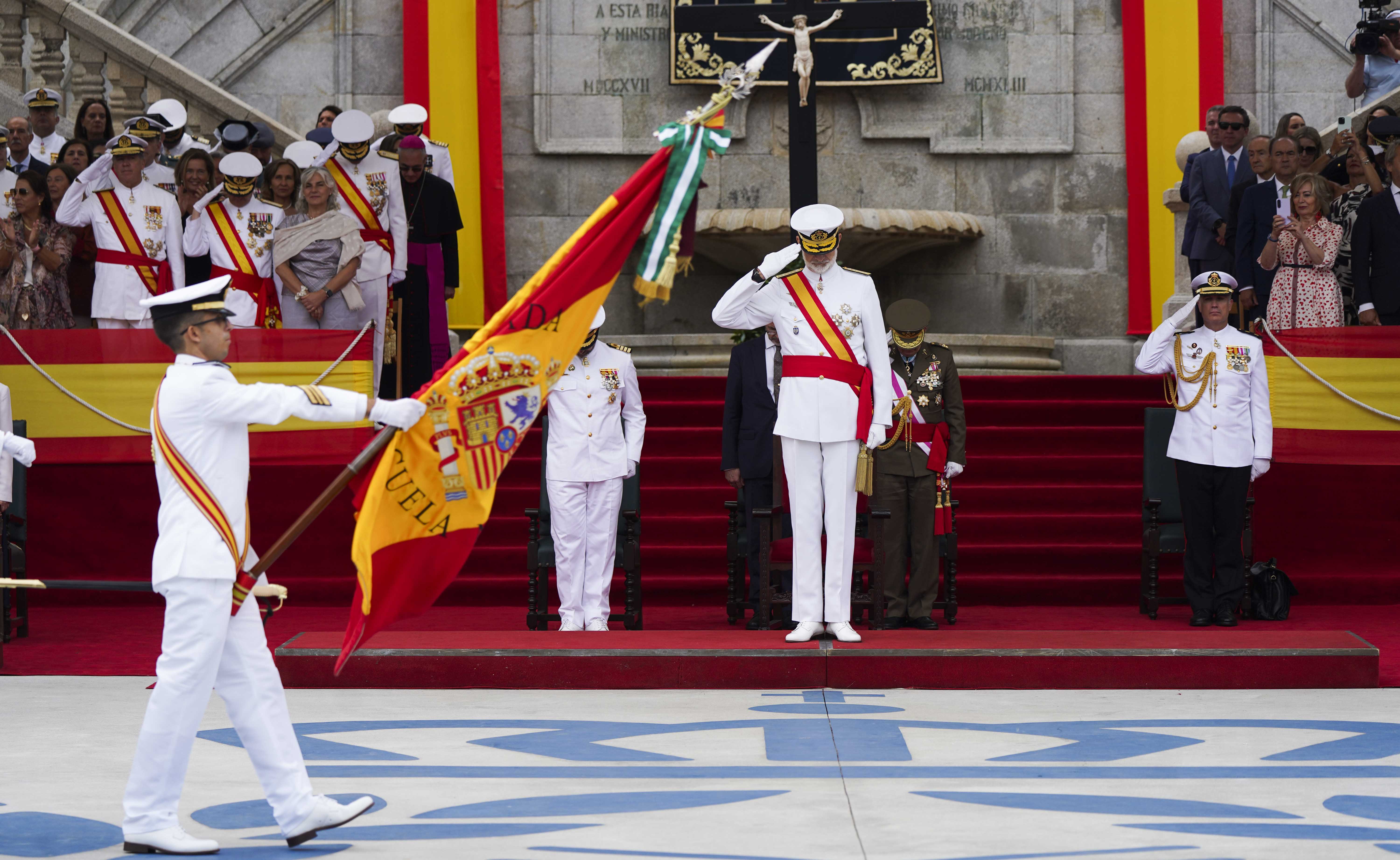 Entrega de reales despachos a los nuevos oficiales de la Armada Entrega de reales despachos a los nuevos oficiales de la Armada
