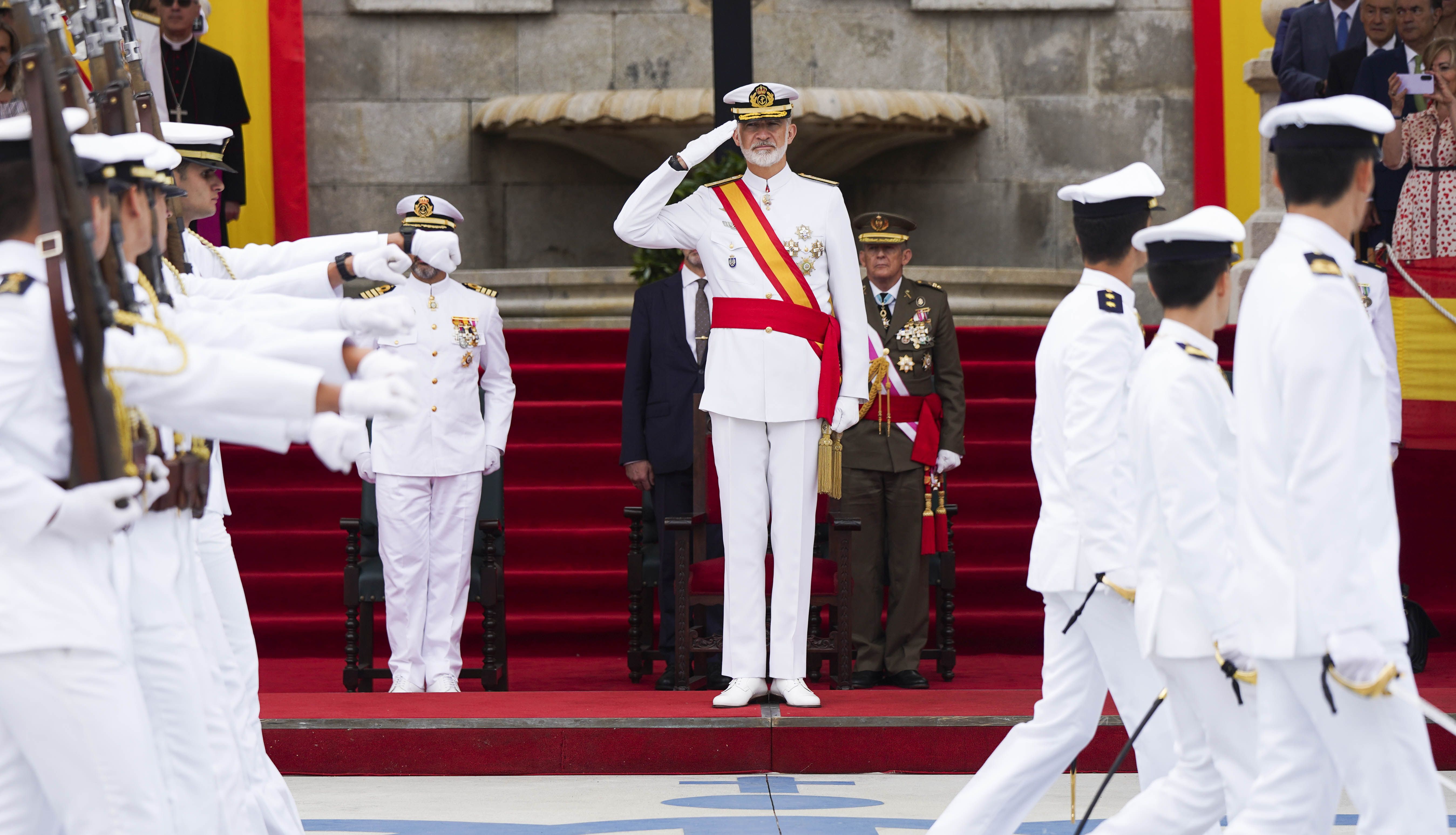 Entrega de reales despachos a los nuevos oficiales de la Armada Entrega de reales despachos a los nuevos oficiales de la Armada