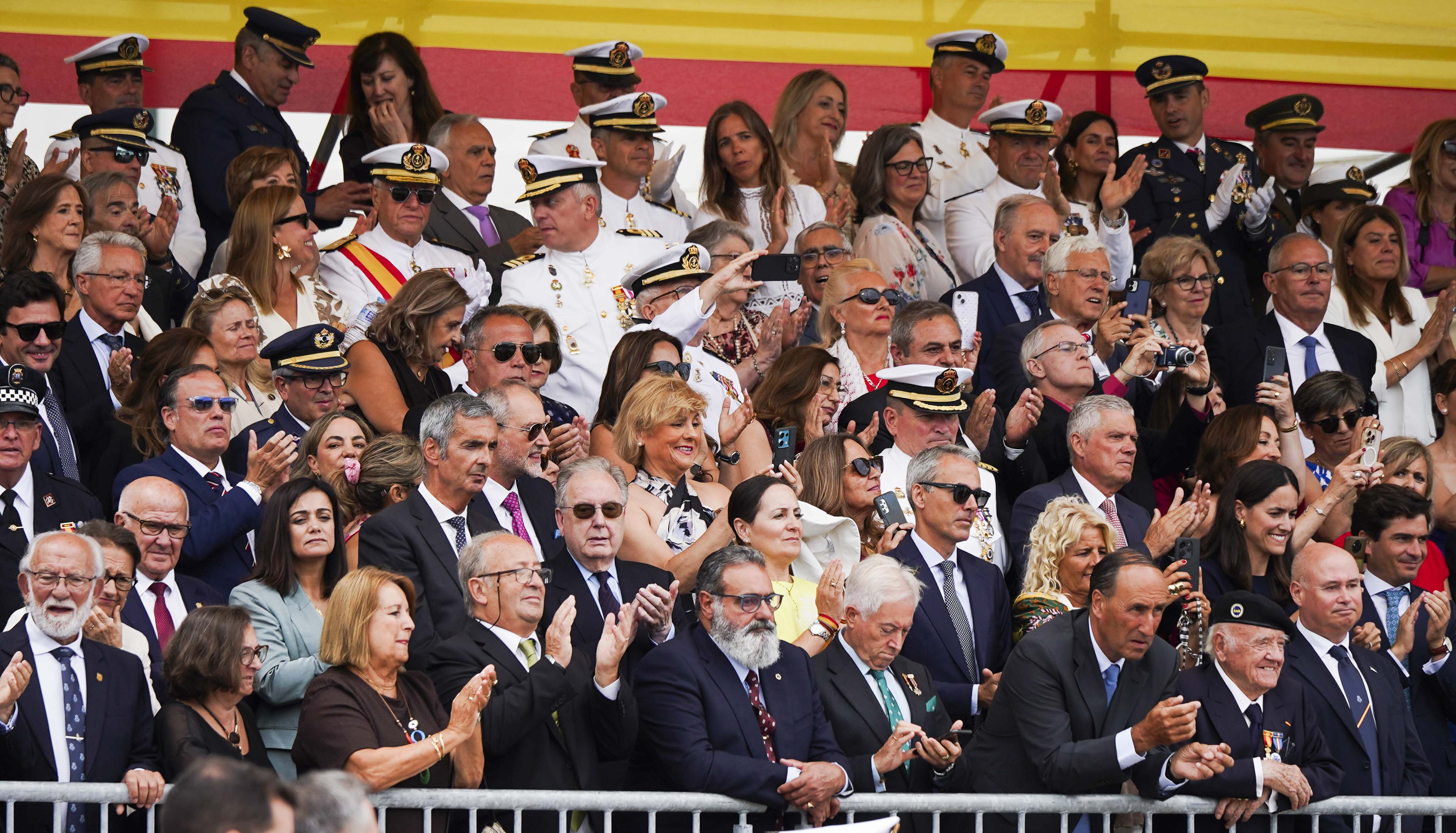 Entrega de reales despachos a los nuevos oficiales de la Armada Entrega de reales despachos a los nuevos oficiales de la Armada