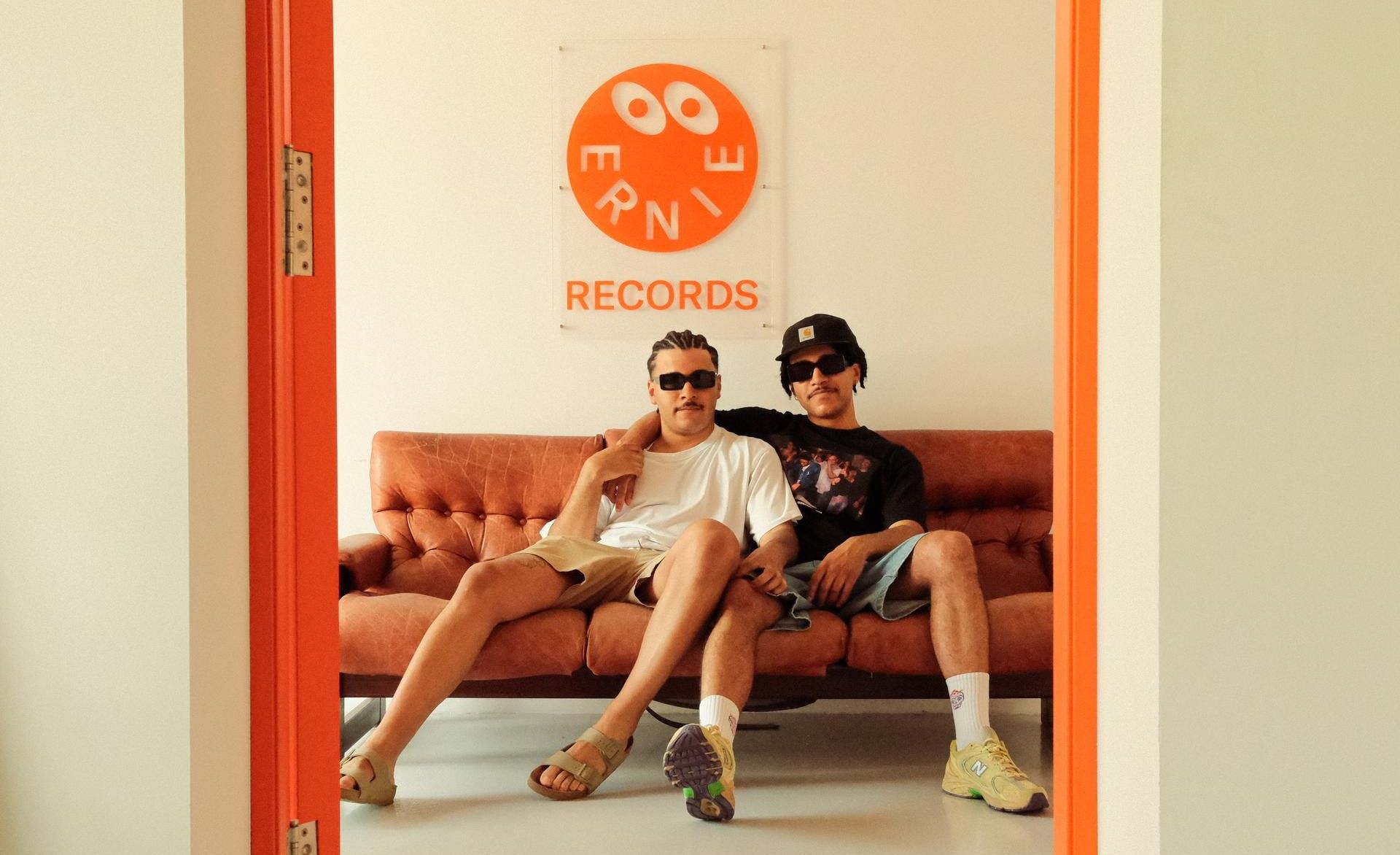 Hermanos Visi posando diante do logo de Ernie Records