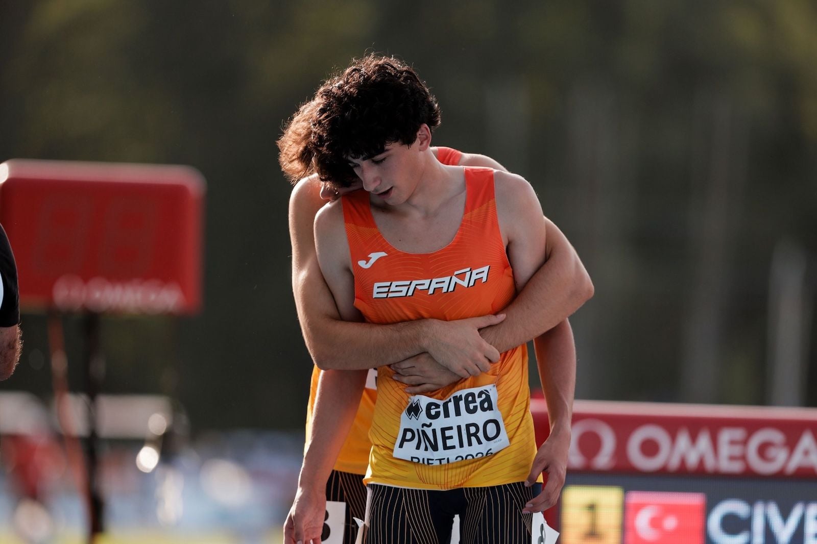 Guille Piñeiro, abrazado polo seu compañeiro Nico Ceballos