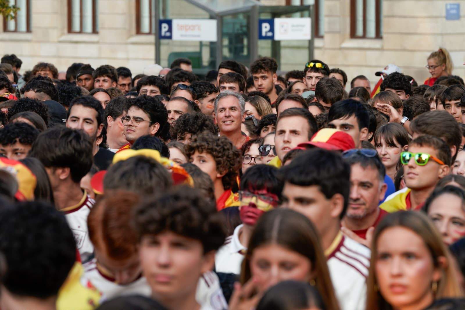 Pontevedreses viendo la final del Mundial en la Alameda Pontevedreses viendo la final del Mundial en la Alameda