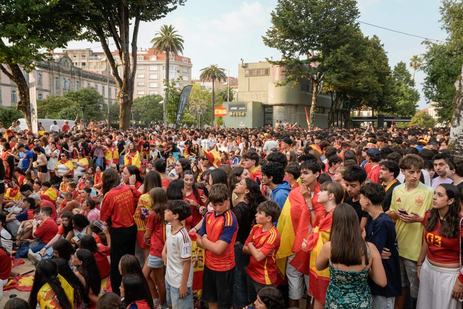 Pontevedreses viendo la final del Mundial en la Alameda Pontevedreses viendo la final del Mundial en la Alameda