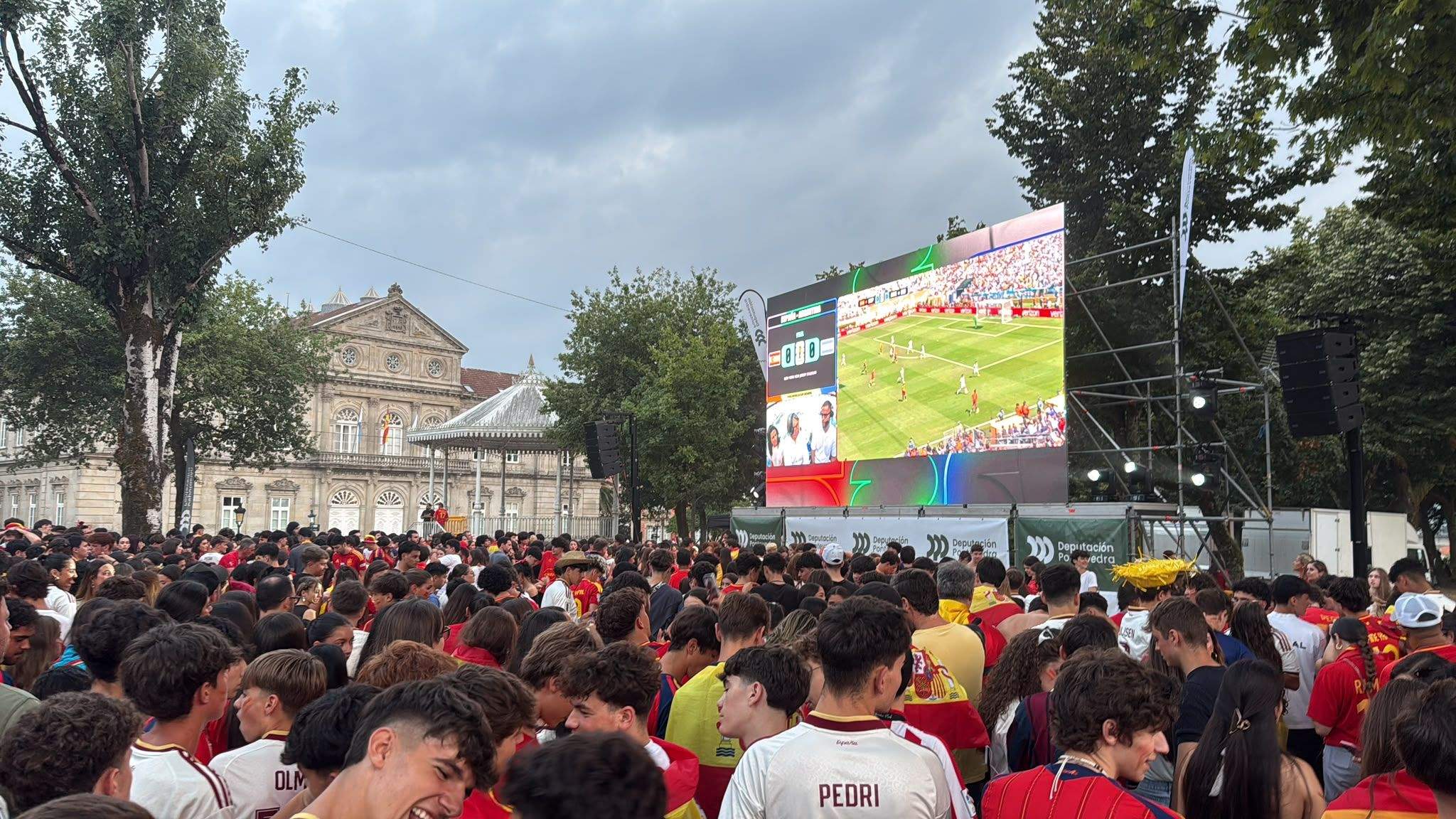 Pontevedreses viendo la final del Mundial en la Alameda Pontevedreses viendo la final del Mundial en la Alameda