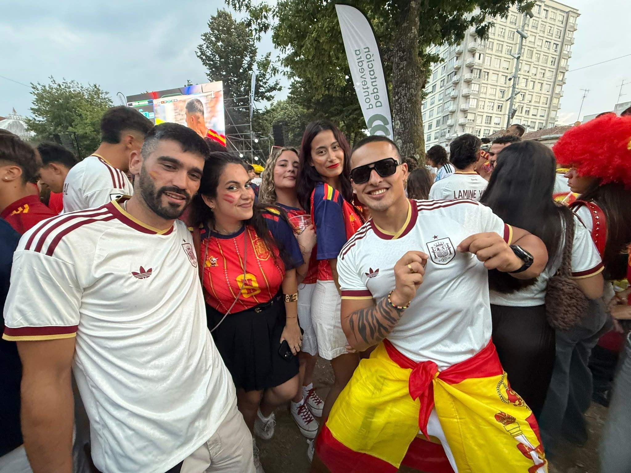 Pontevedreses viendo la final del Mundial en la Alameda Pontevedreses viendo la final del Mundial en la Alameda
