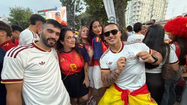 Pontevedreses viendo la final del Mundial en la Alameda Pontevedreses viendo la final del Mundial en la Alameda