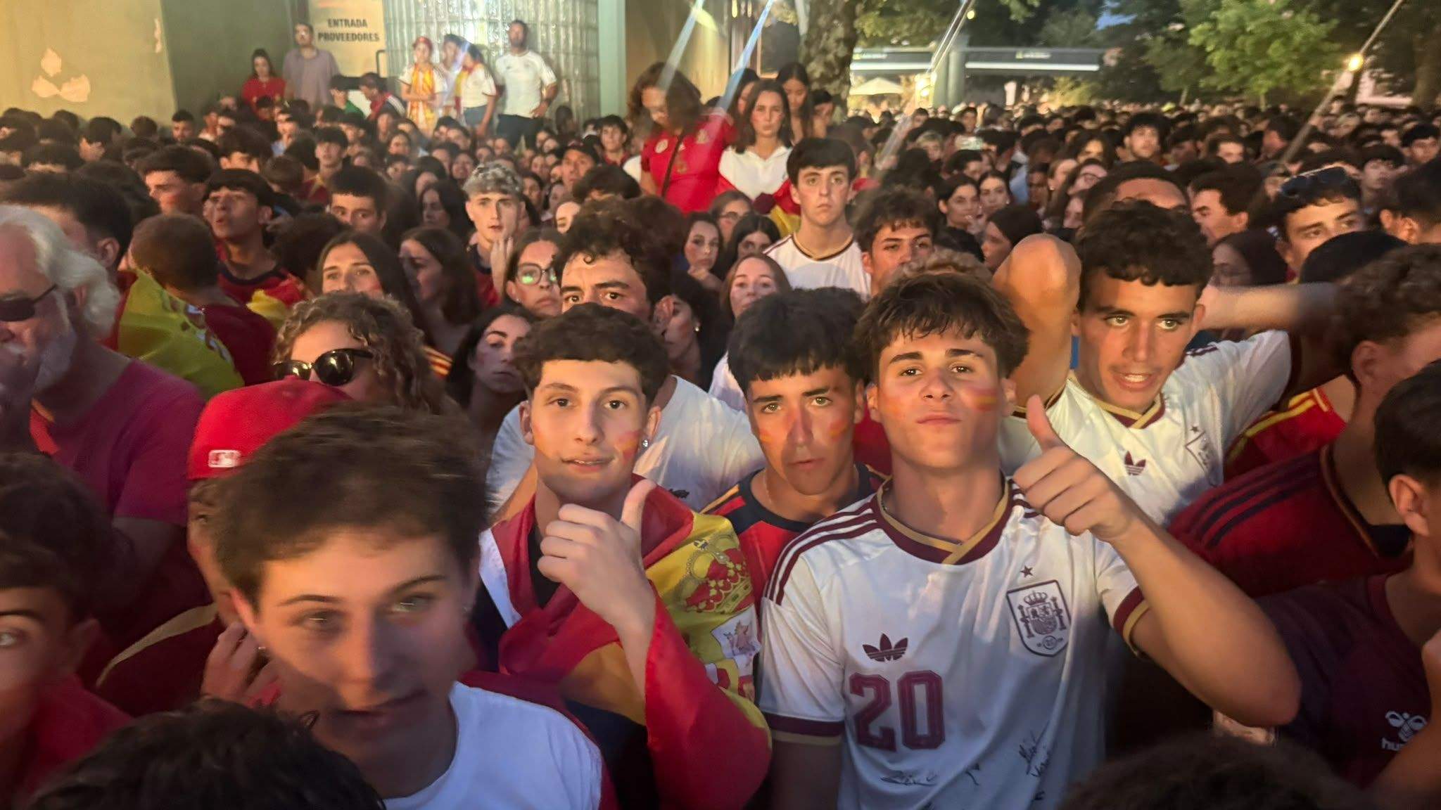 Pontevedreses viendo la final del Mundial en la Alameda Pontevedreses viendo la final del Mundial en la Alameda