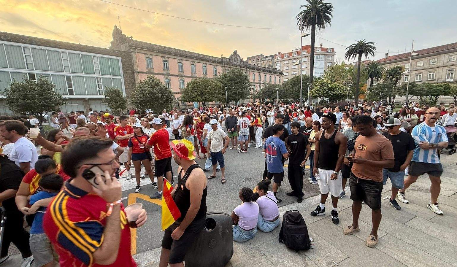 Pontevedreses viendo la final del Mundial en la Alameda Pontevedreses viendo la final del Mundial en la Alameda