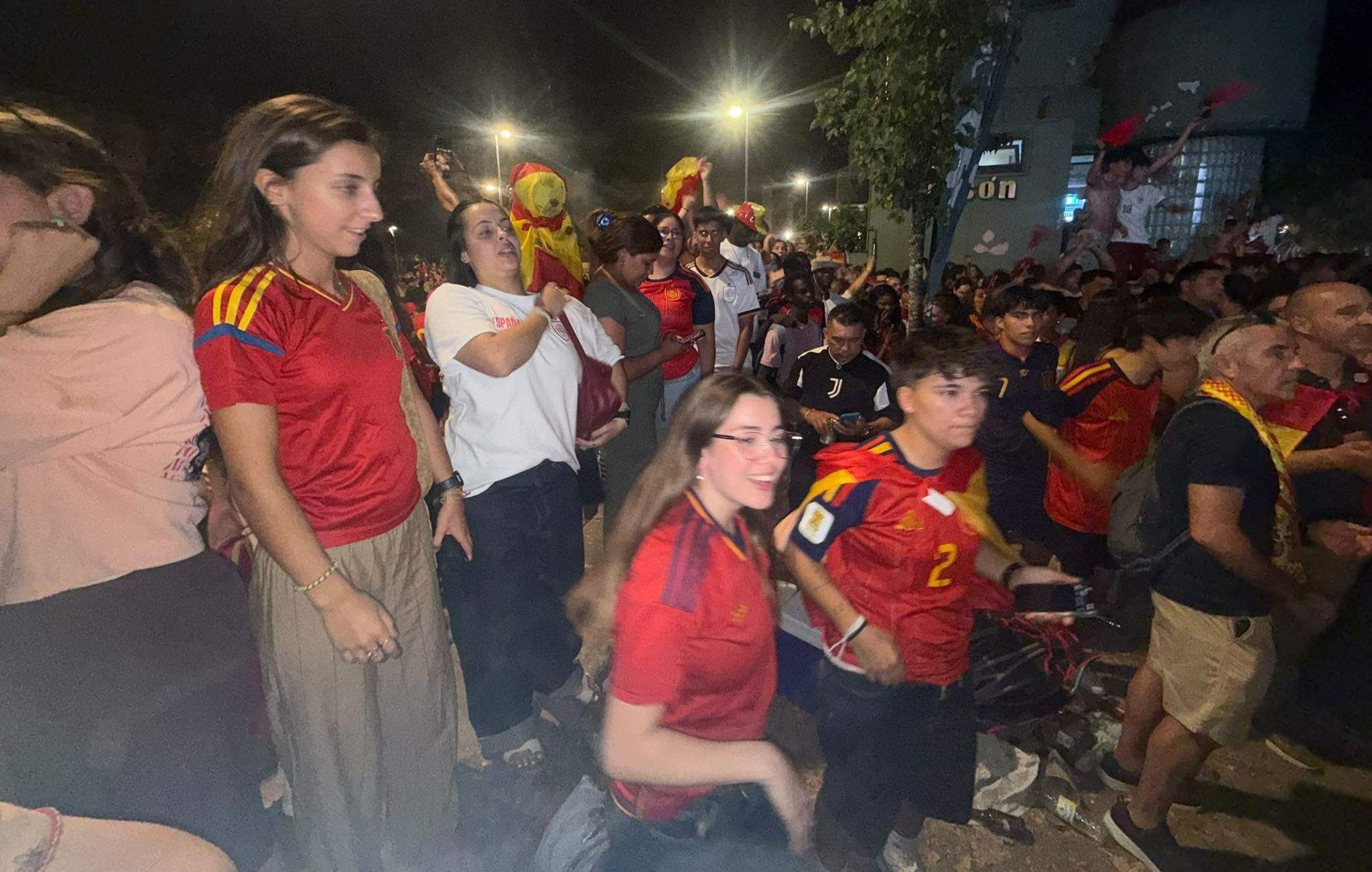 Pontevedreses viendo la final del Mundial en la Alameda Pontevedreses viendo la final del Mundial en la Alameda