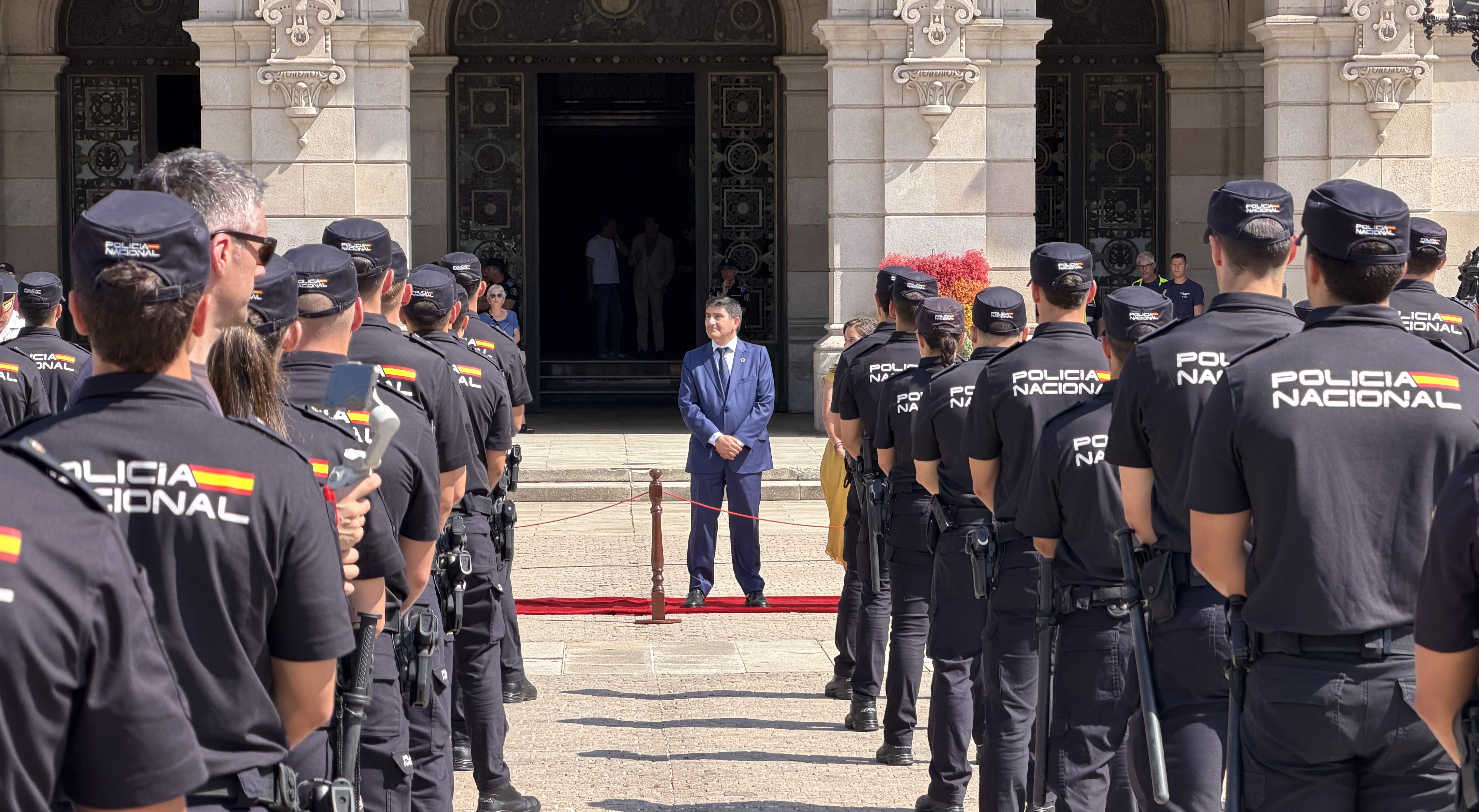 Presentación dos policías nacionais en prácticas